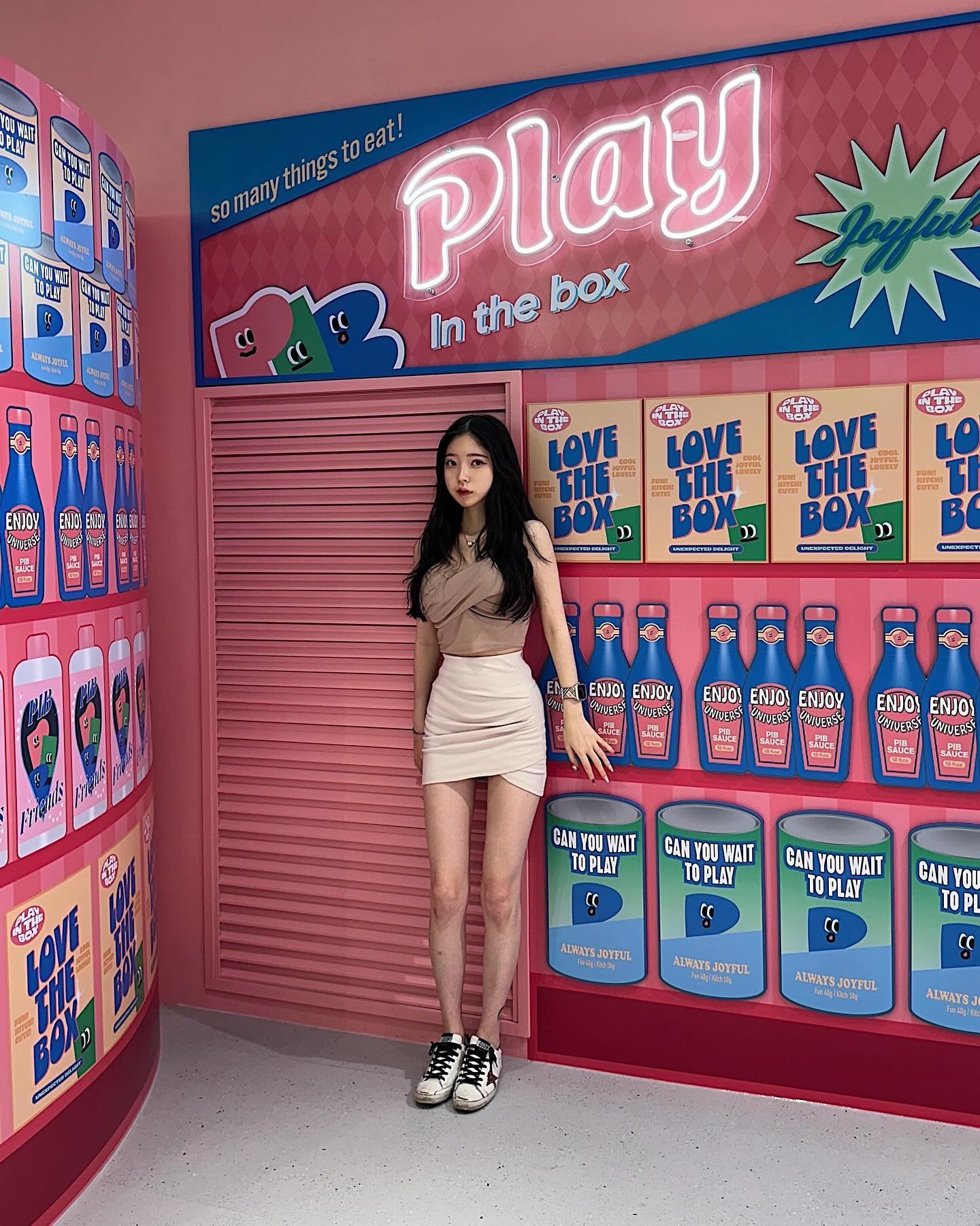 #협찬 #유료광고 playinthebox_official

플레이인더박스 더현대점의 성공적인 런칭에 이어, 코엑스점이 오픈했어요 🎞️ (1월 중 수원 스타필드에도 오픈 예정)
플레이인더박스는 다양한 콜라보레이션을 진행하는 IP 플랫폼으로 굿즈, 네컷사진, 포토존 등 다양한 콘텐츠를 즐길 수 있는 곳입니다 ෆ	
1. 네컷사진 : 다양한 포토프레임으로 사진 촬영 가능
2. 캡슐토이 : 66개의 다양한 캡슐토이 기계 배치
3. 굿즈샵 : 피규어, 키링, 인형, 스티커 등 팝업 굿즈 외에도 다양하고 귀여운 굿즈 판매	
귀여운 그림체로 굿즈덕후들 사이에서 유명한 ’리코더팩토리‘와 플레이인더박스 코엑스점에서 콜라보레이션 팝업스토어를 ~2024.01.18 까지 운영합니다 ◡̈	
* 구매 금액대별 이벤트 및 다양한 프로모션 진행 중
- 리코더팩토리 1원 이상 구매 시 : 한정판 봉투 + 한정판 스티커 제공
- 리코더팩토리 1만 원 이상 구매 시 : 코코풍선 제공
- 리코더팩토리 2만 원 이상 구매 시 : 행운의 럭키드로우 참여 가능

* 코코즈 랜덤 박스 이벤트 : 혜자로운 구성의 랜덤박스 (선착순 수량 소진 시 마감)	

#플레이인더박스 #코엑스 #플레이인더박스코엑스 #코엑스팝업 #리코더팩토리 #리코더팩토리팝업 #서울팝업 #서울1월팝업 #서울가볼만한곳 #서울놀거리 #코엑스가볼만한곳 #코엑스놀거리 #서울핫플 #서울핫플레이스