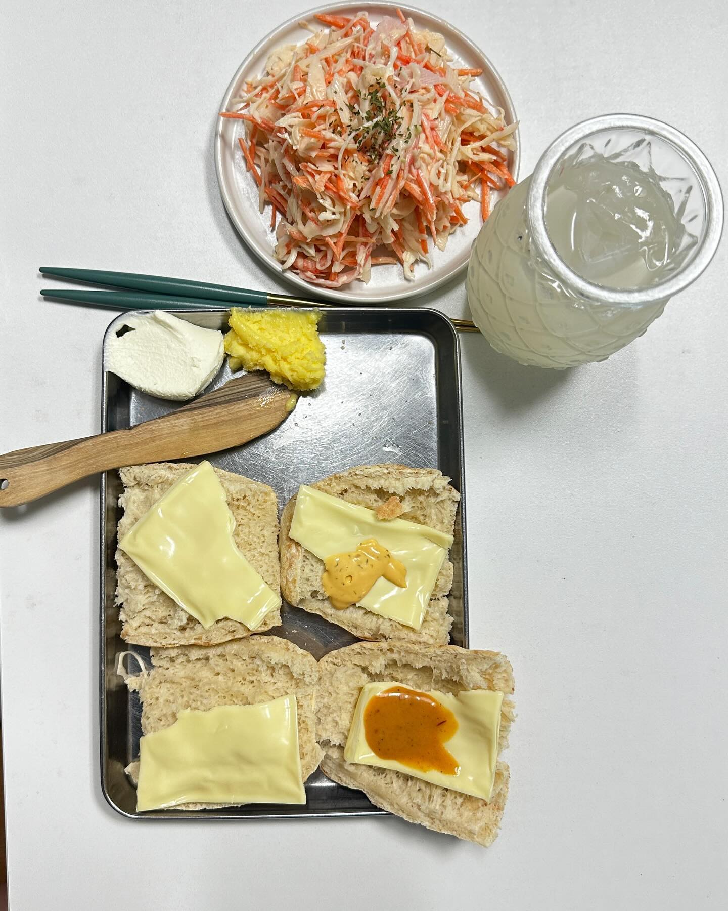집에서 일하는 날의 아침.
룽고에 치즈, 저당소스와 당근,양배추,크래미,와사비,마요네즈,후추톡톡샐러드
#저당비락식혜#허니스프레드🍯 #크림치즈