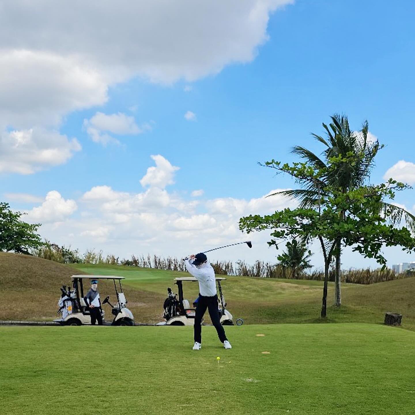 나이스 백스윙🏌🏻

나는 골린이라 막 욕심나서 오버스윙되고
오버스윙하다가 캐스팅 되서 뒤땅나고
뒤땅나고 또 뒤땅날까봐 막 치킨윙 소환하고 
탑볼까고 그러는데ㅠㅠ 남편은 백스윙 멋지네잉😍

이번 클락 골프여행에서 사용한 트러스트 골프공은
오로라, 로자, 옐로우, 화이트 네가지로 
나에게 맞는 공을 선택할 수 있어 좋아요

오로라는 모든 골퍼에게 추천!
로자는 입문자, 느린 스윙 속도 골퍼에게
옐로우는 80-90 중반 타수의 중급자에게
화이트는 70-80 타수의 상급자 또는 프로급에게 추천해요!

남편은 옐로우가 제일 마음에 든다며! 

게다가 요 선물세트는 네가지 색상이 같이 들어있고
볼마커까지 있어 선물하기에도 좋아요! 

R&A, USGA 프로 공인구 트러스트골프공 구매⤵️
#퍼펙트캐디 #트러스트골프공 perfect_caddy2 

-
#파4에서1온 #나이스샷 #골린이는그저부럽