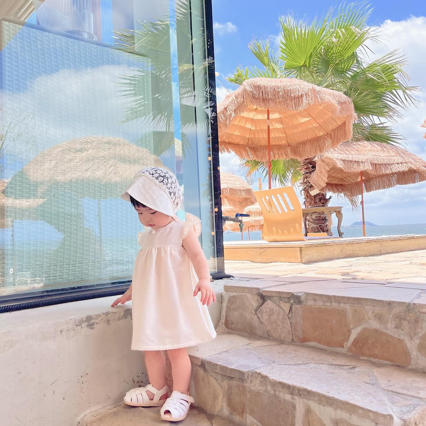🐰
 #20240804  #생후479일 #제주여행
아혀니네 여름휴가는 제주도였어요🍊✈️
아기랑 함께하는 여름 제주...생각보다 힘드네요..?!
더워서 지쳐가고..이쁜 스팟 찾아가려한 엄마 욕심😂
덥기도 덥고.. 낮잠 시간이 계속 틀어져서 놀려할때마다 
잠들어버렸다 금방 깨가지구 표정이 거의 뾰루퉁🥹

이제 카메라만 들면 뛰어가서 사진찍기 너무 어렵지만
순간순간 찍힌 활짝 웃는 표정들 넘 사랑스럽지요ʚ◡̈ɞ
기억은 못하겠지만 아현이 추억상자 속에 
즐겁고 행복한 기억들 차곡차곡 많이 쌓아줄게🤍
