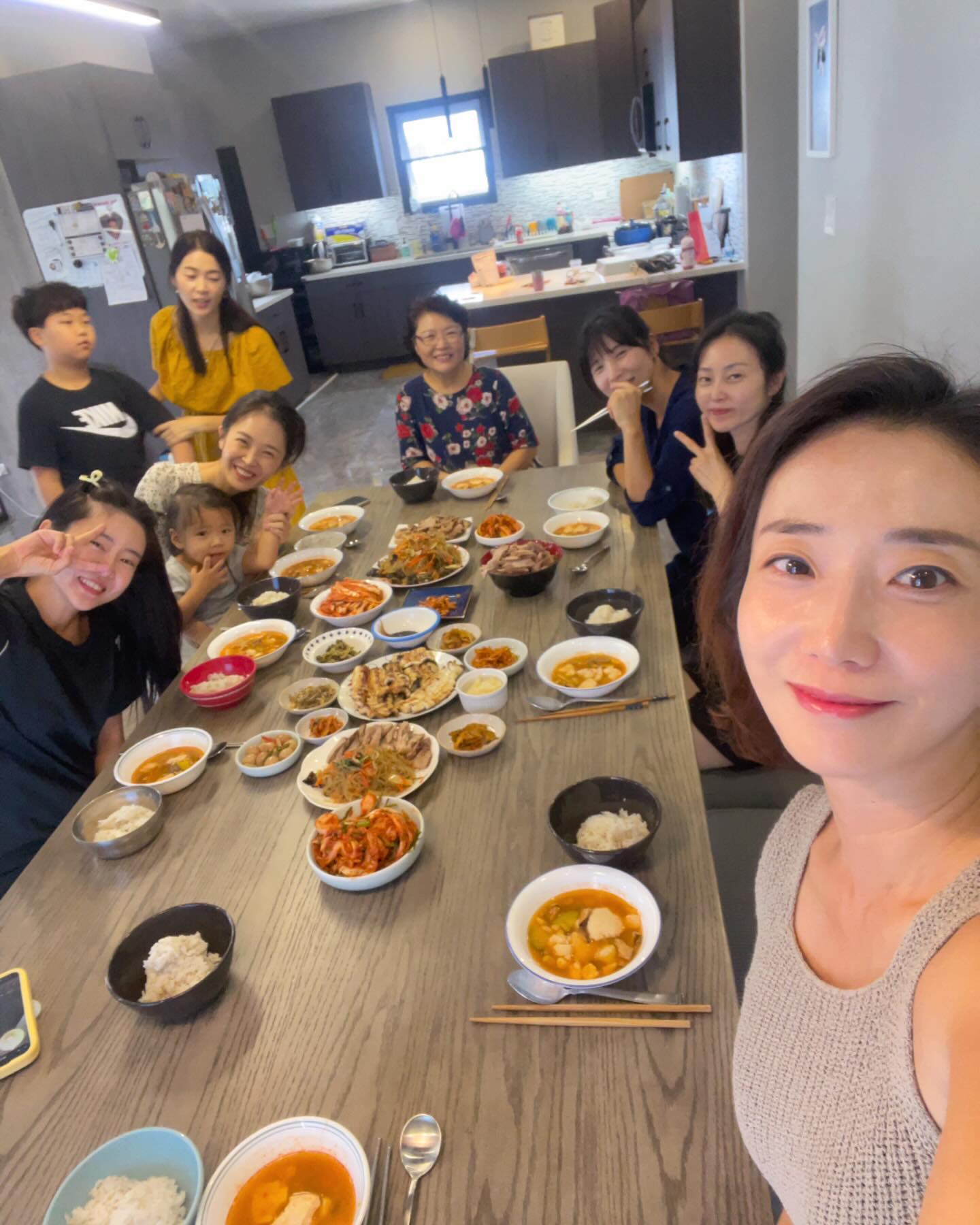 #김장하는날🥬 

한국에서 오신 사모님 엄니께서 김장을 하신다는 소문을 듣고 김치담그는 법을 좀 배워볼까, 일손이 필요할까 싶어 삼삼오오 모여든 자매님들ㅋㅋ 근데 엄니께서 미리 다 준비해놓으셔서 도와드리기 보다는 배터지게 먹고만 왔네요😅 
#김장김치엔수육 #잔치상엔잡채 한국에서 방문한 윤주집사님이 #목포에서공수해온 장어, 정갈한 밑반찬들 #잔치상이따로없네 한입 먹을 때마다 행복한 비명이 절로 나더라구요😍 괌인지 구암동인지 한국같고 친정같은 느낌🥹 집에 갈때 금치랑 잡채, 이것저것 챙겨주셔서 신랑들에게도 엄마손맛을 느끼게 해주셨어요. 괌물가 살벌한데 이렇게 퍼주고 섬겨주시다니 이걸 우째 갚아야 할지... 너무 고맙고 감사해서 울컥했네요. 

이날의 또다른 주인공 #디올립스틱💄 한 남편분께서 업무상 디올과 미팅후 선물받았다는데 이걸 또 하나씩 나눠갖으니 행복지수 만땅🔋 #다같이소리질러 아낙네 여럿이 모이니 웃음이 끊이질 않네요ㅋㅋ 다 다르지만 어떻게 이렇게 보배같은 분들을 모아 놓으셨는지 볼때마다 신기하고 참으로 귀한 분들이십니다.

#축복합니다💕 #타지에서만난소중한인연 #해외살이🇬🇺 #행복지수한도초과