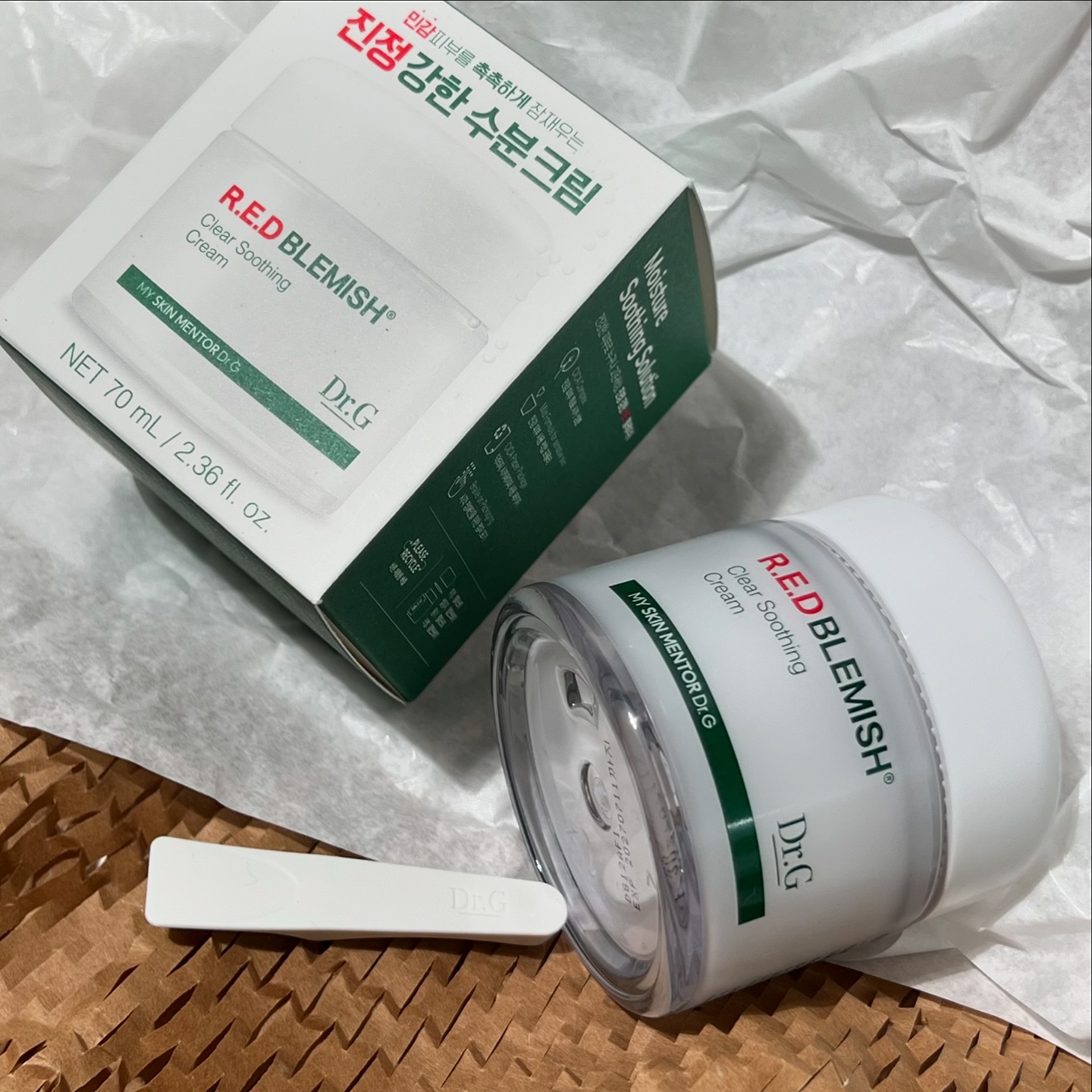 #제품협찬 dr.g_official 
닥터지 레드 블레미쉬 클리어 수딩 크림 70ML
/

성난 피부, 모공 다 진정해버렷~!
올영 1등, 말 해 모해, 입만아픈 닥터지
레드 블레미쉬 클리어 수딩 크림

끈적임❌ 촉촉함⭕️ 흡수력⭕️
자극 받은 피부에 편안하게 진정을 주는
촉촉한 젤 크림 제형으로 순 함 그자체...👍🏻
민감성 피부도 사용가능한 1등 크림입니다!

여름에 무조건 쟁이고 보는ㅋㅋㅋ 작은 용량 아니고
70ml 큰! 용! 량!
100시간 수분 지속력 인체적용시험 완료로
저 같은 pro건성러 분들은 한 번 쯤 써봤을,,,
유명한 제품인 만큼 믿고 씁니다용><😘

쿨링도 되고 진정도 되는 착한 크림인데
저는 이미 작년에도 두어통 다 썼고
올해는 여럿 쓰다보니 한 통 다 비우진 못했는데
여름 뿐만 아니라 사시사철 잘 써서 ㅋㅋㅋㅋ
나름 데일리템이었답미다😁

/

#닥터지#닥터지레드블레미쉬 #레드블레미쉬클리어수딩크림 #수분크림
#저자극크림 #피부진정 #수분보습 #젤크림 #스킨케어
