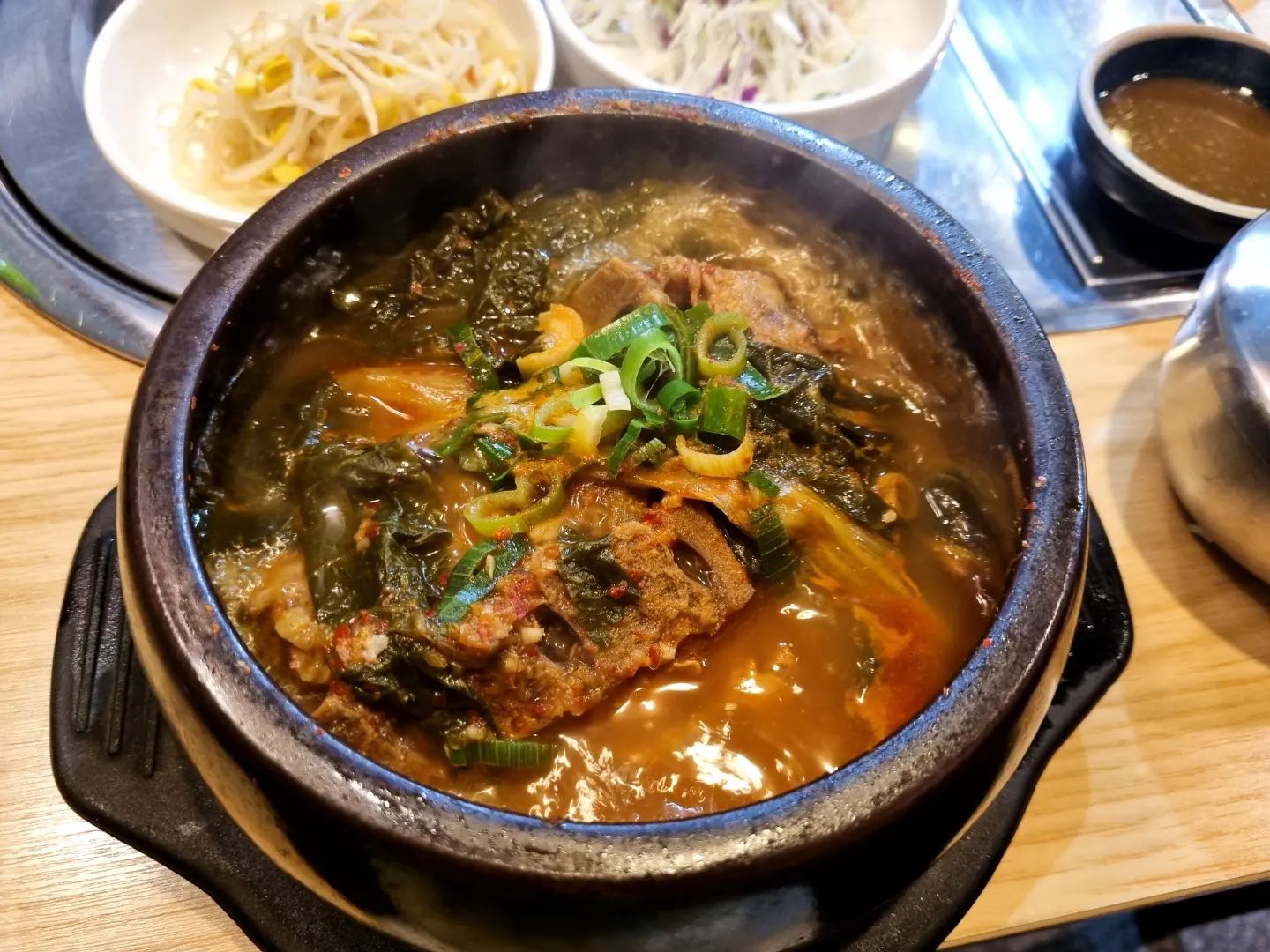 -

울동네 #해장국 맛집💕
#조프로감자탕 

술 마신 다음날은😵‍💫
항상 생각나는
#뼈해장국

뜨~끈하고 
칼~칼한 국물에
고기도 듬뿍❣️

속 풀리는 해장국에
밥 한공기 뚝딱🍚

다음엔 맥주안주로
뼈구이 도즈언🙋‍♀️

#봉천동해장#봉천동맛집#서울대입구역맛집#서울맛집#해장국맛집#해장국