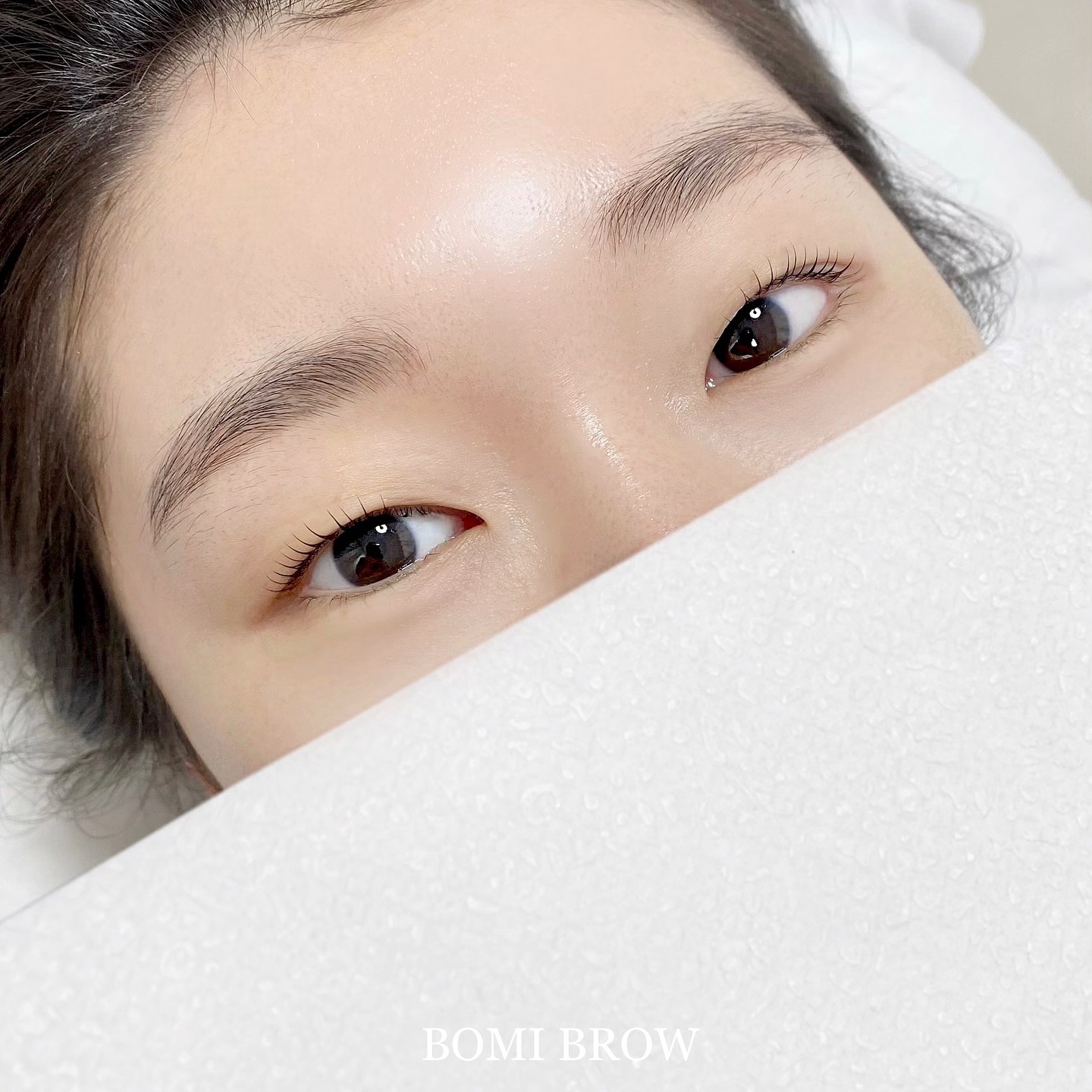 자연스러운 컬링감 요청하셔서
동글동글 C컬로 속눈썹펌 완성✨✨
⠀ ⠀ 
⠀ ⠀ 
 속눈썹펌 이런 분들께 추천해요.ᐟ 
 ❍ 뷰러 집는 게 어려워요.
 ❍ 뷰러를 해도 금방 풀려요.
 ❍ 메이크업 시간을 단축하고 싶어요.
 ❍ 민낯에도 눈매가 또렷해 보이고 싶어요.
 ❍ 속눈썹이 눈을 찔러 불편해요.
⠀ ⠀
위 항목 중 1개라도 해당된다면, 
보미브로우에서 고민 해결하고 더 예뻐지세요🥰
⠀ ⠀