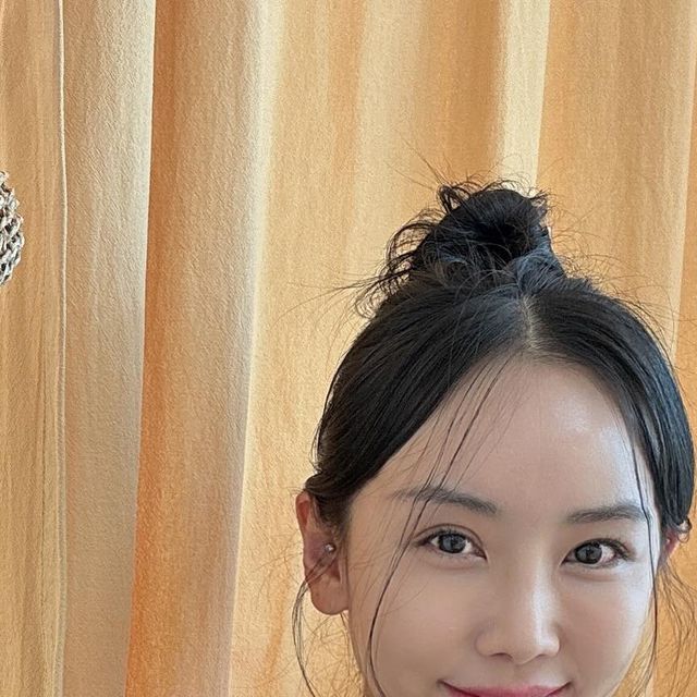 @ji_mmnin on Instagram: "#광고 올데이 에어리선크림🌞 선크림은 사계절내내 기초마무리 단계에서 젤 중요한 제품☝🏻 올데이 에어리선크림은 끈적임 없는 마무리감으로 백탁없이 내피부톤 그