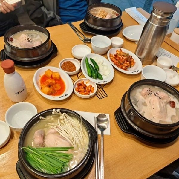 #지호한방삼계탕 수안점

부산 동래 수안동에서 먹은 삼계탕🍴
여름엔 이열치열로 복날에 꼭 먹어줘야하는데 겨울에도 손살 시릴때 속을 따뜻하게 해주는 보양식으로 꼭 먹어줘야하는 삼계탕 전문점 지호한방삼계탕이에요
국물에 한방재료들이 들어가서 국물만 먹어도 극락이에요
#인생주 같이 나오는데 인삼 들어간 특별 인삼주고
술술 들어갑니다 건강해지는 맛❤️
마늘반찬과 깍두키 종류도 입맛을 돋궈줘서 반찬도 내 마음에 쏙 들었어요😉

➡️ 지호한방삼계탕 수안점
부산 동래구 명륜로 80-12

jihofood

#부산삼계탕 #동래삼계탕 #부산삼계탕맛집 #동래맛집 #부산동래맛집 #연말이벤트 #연말연시