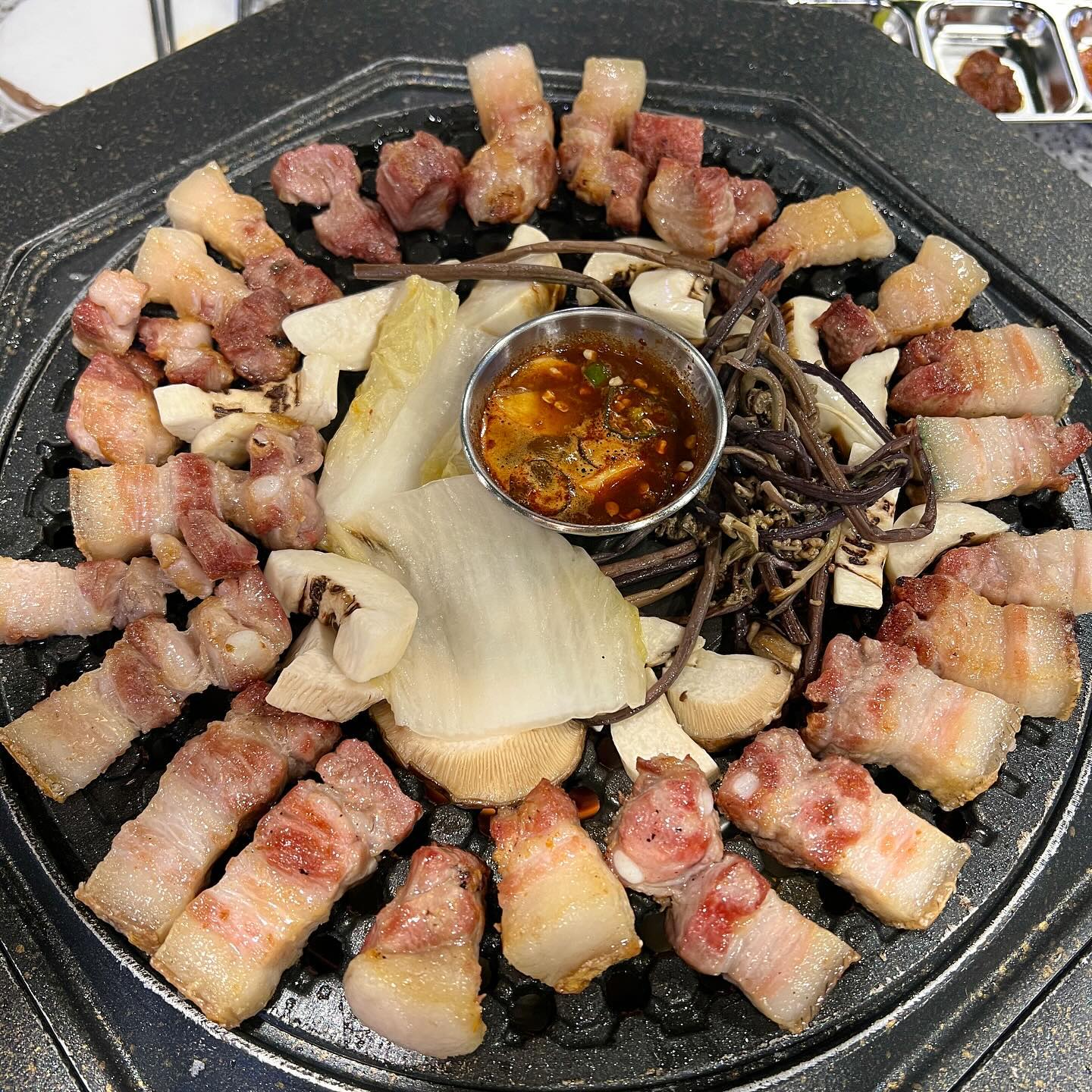 #협찬 #제줏간_수원영통구청점
수원에서 맛보는 제주도 흑돼지 맛집 #영통맛집
여기 제주도 아닌가요..?
외관부터 내부까지 제주도에 있는 것 같은
인테리어가눈길을 사로잡았던 제줏간
제주도 가고 싶을 땐 제줏간으로 가야겠어요🏝️
⠀
특삼겹살, 쫄깃살, 특목살 등 메뉴가 다양했지만
제주도는 흑돼지쥬??
제줏간 흑돼지 오겹살 2인분과
쫀득살 1인분 주문했습니닷❣️
⠀
고기는 역시 구워주는 고기가 제일 맛있잖아요?
제줏간은 직원분께서 고기를 다 구워주셔서
맛있게 구워진 고기를 먹을 수 있답니닷🫶
백년초 소금, 와사비, 갈치속젓, 쌈장, 멜젓까지
소스도 5종류나 있어서 취향에 맞게
다양하게 먹을 수 있어요😋
⠀
흑돼지 오겹살은 두께부터 장난 아니고요❗️
육즙 폭발하고 맛은 말해모해🔥
제주도에서 먹었던 흑돼지보다 더 맛있었어요🫶
⠀
쫀득살은 처음 봤는데 특목살 부위에서
일부 나오는 부위로 마블링이 고르고 쫀득한 식감이 특징!
쫀득살도 육즙 장난 없고 쫀득쫀득한
식감이 좋아서 최애 부위로 등극✨
⠀
그리고 사이드가 완전 갓성비였던 제줏간🔥
폭발할 것 같은 파송송 계란찜과 엄청난 양의 양푼 비빔밥은
사이드 메뉴인데도 양이 후덜덜하고 가격 매우 착함주의❗️
이 가격에 양이 실화인가요⁉️
양푼 비빔밥은 설명에 양이 너무 많아 여러 개 시키면 
고기를 많이 못 먹을 수 있다고 적혀있었는데 
비주얼 보자마자 바로 이해완🙌
맛까지 맛도리라 사이드 메뉴까지 완벽했읍니다🤣
⠀
셀프바에는 떡, 파김치, 겉절이, 쌈채소 등
다양한 반찬이 있어서 먹다가 배 터지는 곳..🌟
인테리어, 고기 퀄리티, 사이드 메뉴, 반찬까지
뭐하나 빠지는 부분 없이 너무 만족스러웠던 제줏간
여니쓰 제주 돼지고기 1등 맛집으로 저장합니닷💘
⠀
⠀
📍제줏간 수원영통구청점
경기 수원시 영통구 매탄로108번길 28
영업시간 : 매일 16시 ~ 23시
전화번호 : 0507-1479-8086
⠀
⠀
🏷️ 주문 메뉴
제줏간 흑돼지 오겹살(17.9)
제줏간 쫀득살(14.9)
파송송 계란찜(2.9)
양푼 비빔밥(3.9)
⠀
#제줏간 #제줏간수원영통구청점 #수원영통맛집 #수원맛집 #수원맛집추천 #수원맛집베스트 #수원맛집탐방 #수원맛집투어 #수원매탄동맛집 #수원영통구맛집 #영통맛집 #영통구맛집 #영통역맛집 #영통중심상가 #영통구청 #영통맛집추천 #영통회식 #영통데이트 #맛집탐방 #먹스타 #먹스타맞팔