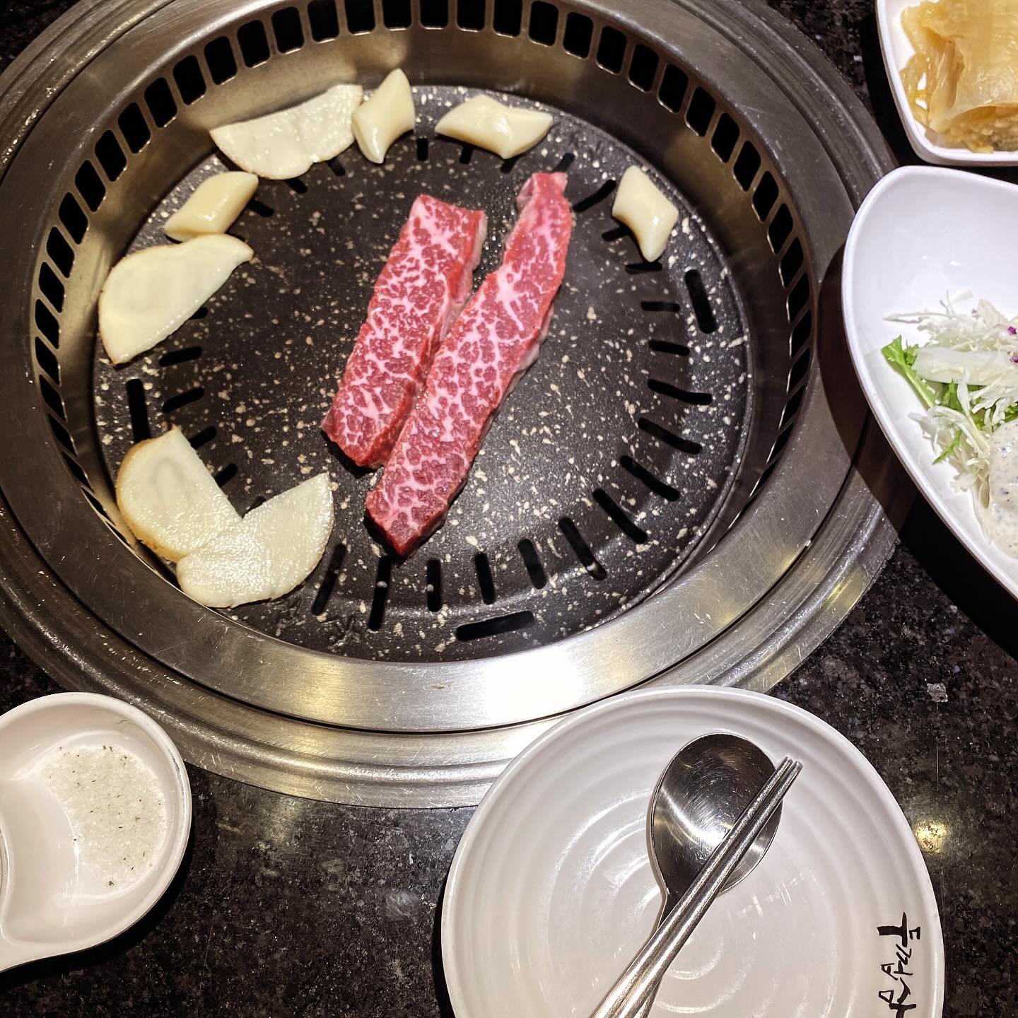 #협찬 주말 근무 하고 쉴수 있는 시간 생겨서 더 여유로워진 날🥰 
맛있는 음식 먹고 싶어서 두껍삼 가산디지털단지역점 다녀왔어요 🥩

지하철 역이랑 엄청 가까운 곳에 있어서 접근성도 좋았던 두껍삼 가산디지털단지역점 ✏️

✅숙성 항정살(1.9)
-쫄깃한 식감이 매력적이었던 부위

✅꽃살(3.5)
-육즙 팡팡이어서 가장 맛있던 부위
-직접 구워주셔서 편하고 제일 맛있을 때 먹을 수 있었어요

주말에는 주차공간이 많고 가족들과 방문하기에도 좋은 곳이라 명절에 가족외식하기에도 좋을거에요👍
#두껍삼 #두껍삼가산디지털단지역점 #가산디지털단지모임장소 #가디모임장소 #가산디지털단지역맛집 #가산디지털단지고기집 #가산 룸식당