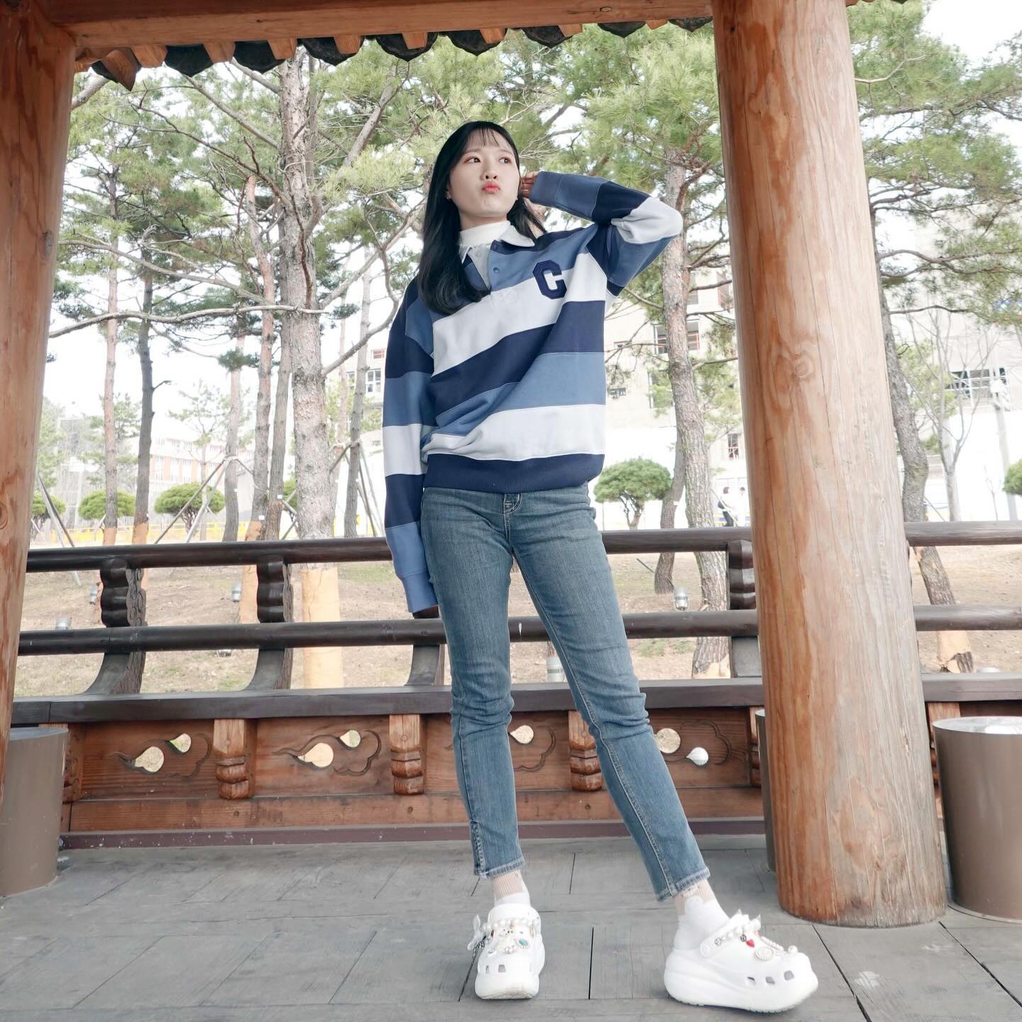 #제품협찬 #광고 covernat_ 
#커버낫맨투맨 과 준비하는 24SS

제가 좋아하는 커버낫 신상 맨투맨 입어본 후기 남겨볼게요!

봄, 가을에 심플하게 입기 좋은 기본에 충실한
C로고 럭비 맨투맨 특징 소개해 드려요!

🔸컬러 : 네이비, 그린 / 2가지
🔸사이즈 : S부터 XXL까지 / 5가지 

각 컬러별 3가지의 스트라이프 컬러와 C로고가 
가슴에 포인트로 들어가 있는 것이 특징입니다

레귤러핏으로 나와 사이즈가 넉넉하니 너무 편하고 
활동성도 좋네요🎵 그리고 소재가 좋아서 부드러운
착용감이라 자주 애용할 것 같아요😬
다가올 봄에 여성 및 커플 맨투맨 추천 하고 싶어요!​

🔹사이즈 : S
🔹컬러 : 네이비

#커버낫 #커버낫맨투맨 #맨투맨 #남자맨투맨 #여자맨투맨 #커플맨투맨 #맨투맨브랜드 #자수맨투맨 # 카라맨투맨 #럭비맨투맨 #맨투맨추천 #봄코디 #레귤러핏 #데일리룩 #리뷰 #코디후기 #솔직후기