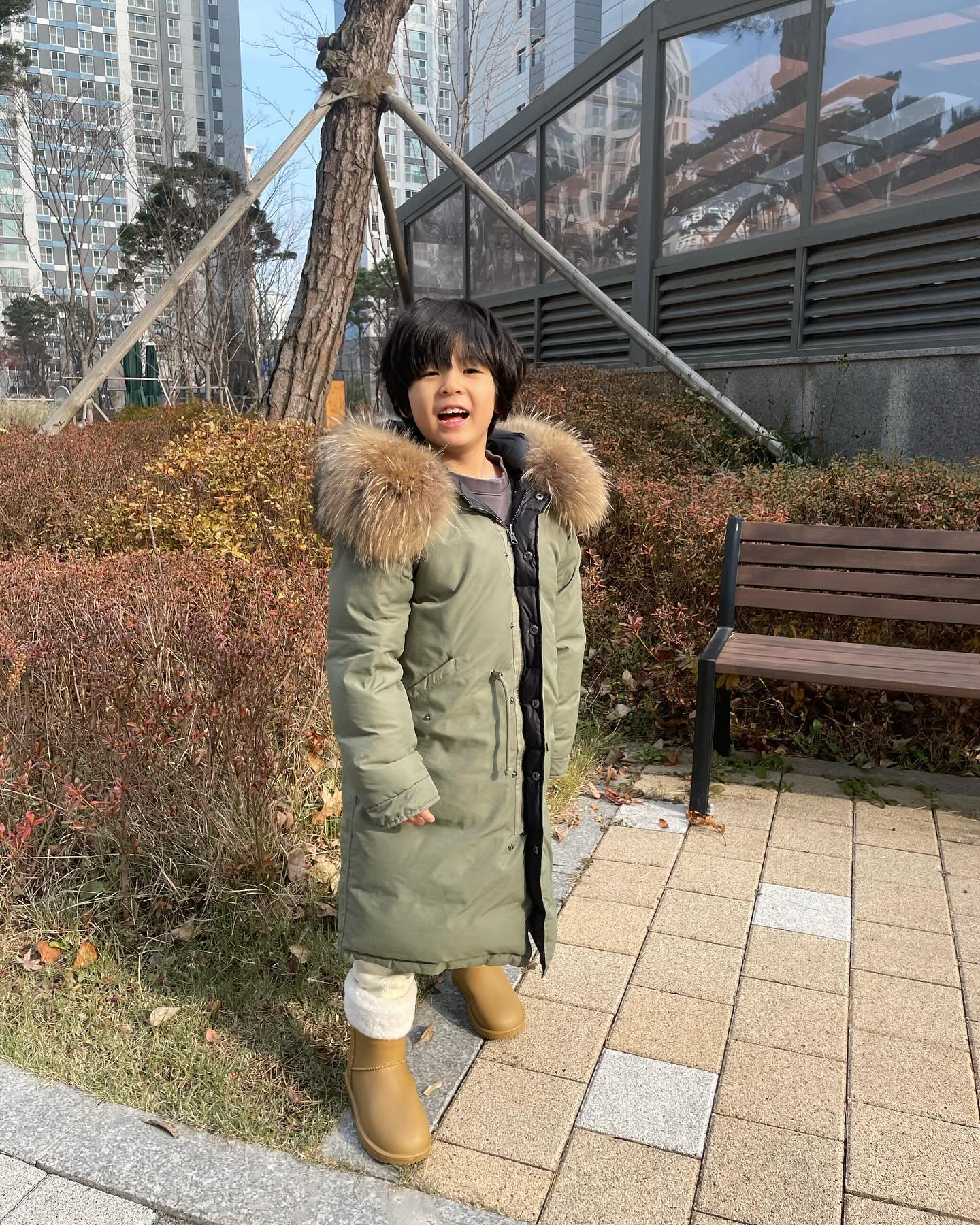 #협찬 

shoopenkids_official 

🏷️키즈 워터프루프 퍼부츠
겨울필수템 방수부츠입니다 
밑창은 tpr모드 고무소재 미끄럼방지
안쪽은 모두 따뜻한 인조퍼로 감싸져 있어 
보온효과가 있어요 
신발이 젖으면 그게 얼어서 또 발가락 시려운데 
이제품은 젖을 걱정이 없어요 
눈언제 오냐고 자꾸 물어보네요 

#슈펜 #슈펜키즈 #키즈 #아임슈페너 #서포터즈 #키즈서포터즈 #겨울신발 #키즈퍼부츠 #키즈부츠 #겨울부츠 #부츠코디 #방수부츠 #아동부츠 #부츠 #정이형제