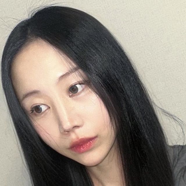  지연 on Instagram: "#제품협찬 이건 마치 물방울의 반짝임 … 🫧✨ 블루블랙 렌즈는 처음인데 부담스럽지 않은 블루컬러라 데일리로도 ✔️ #츄렌즈 #chuulens #데이지샤워 #퓨어블루 #윤슬렌즈 #윙크렌즈 #WINC #motd"
