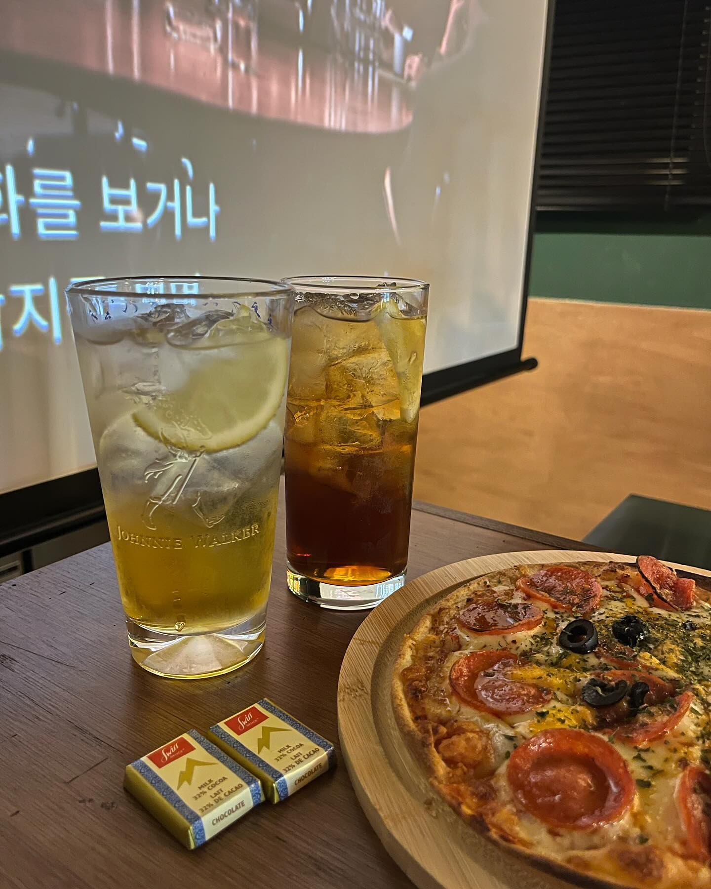 회사 앞 혼술하시 너무 좋은 공간 📌펍정

🤍술을 정말 딱 한 잔만 드셔도 됩니다!
🤍위스키 하이볼 수제 맥주 가성비 너무 좋은데 맛도 최고🫶
🤍사장님이 매우 친절하셔서 술도 추천해주시고 힐링할 수 있는 분위기❕
🤍기분 좋은 날, 업무에 지친 날, 수다 떨고 싶은 날 찾기 좋은 펍🍹

#협찬 #양재동데이트 #양재술집 #양재동맛집 #양재펍 #양재시민의숲맛집 #데이트 #일상 #데일리 #맛집추천