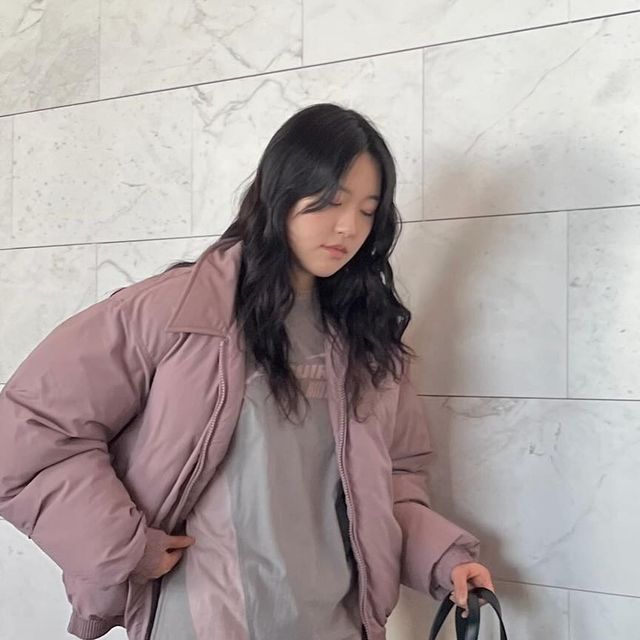 빈이🎀 on Instagram: "#광고 이러케 이쁜 딥핑크 패딩 본 적 있어요?! 🎀 핑크핑크한게 완전 큐트힙 ˃̶͈̑◡˂̶͈̑ 패딩맛집 @1rony9orno_official 의 🎁 86-IRO301 패디드 미니멀 카라 오버 패딩 저는