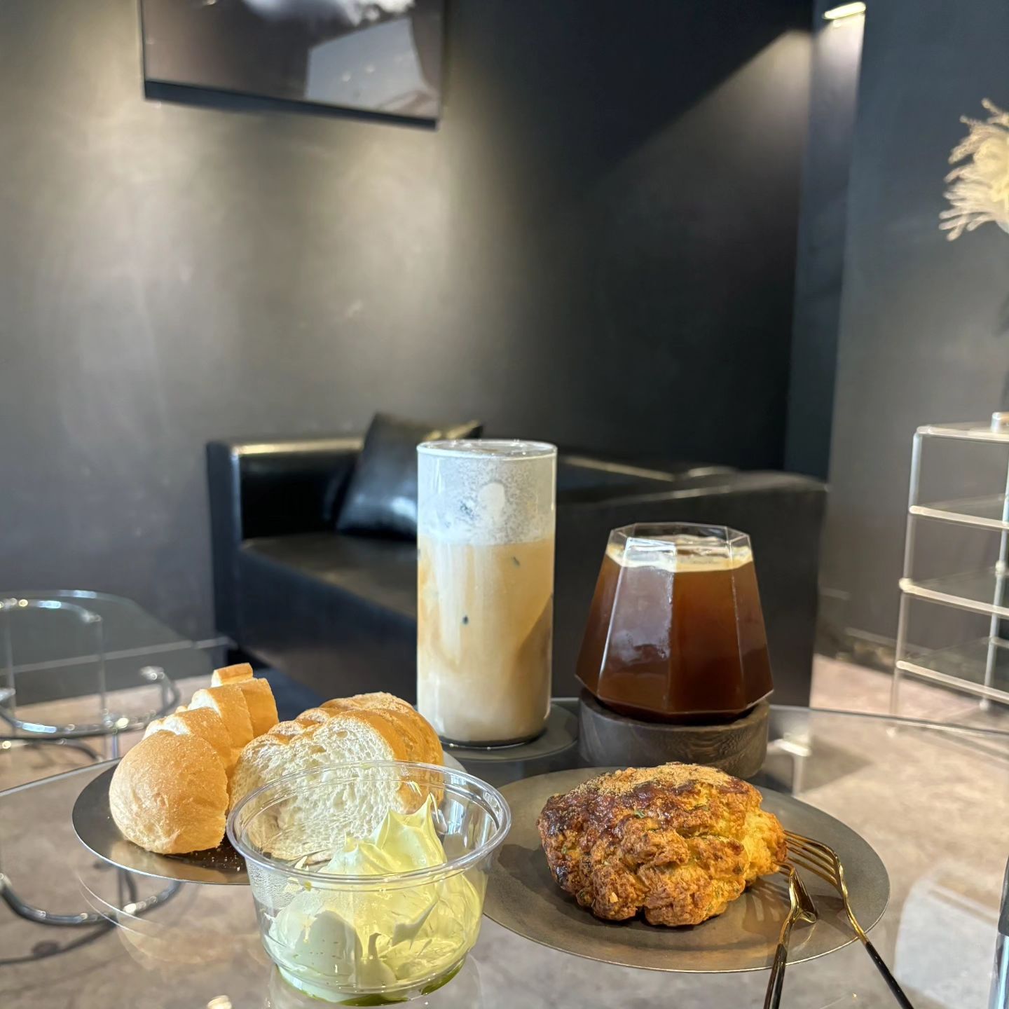 조용하게 책읽기 좋은 
디저트맛집 계양도서관 앞 카페 비그레이🩶
b_graycafe 

#소프트바게트#피스타치오크림 찍어먹기💚
#바질스콘 풍미👍 
#흑임자크림라떼 #디카페인아메리카노

전메뉴 디카페인 변경가능하고 디저트 종류가 많아서 좋았다🤤