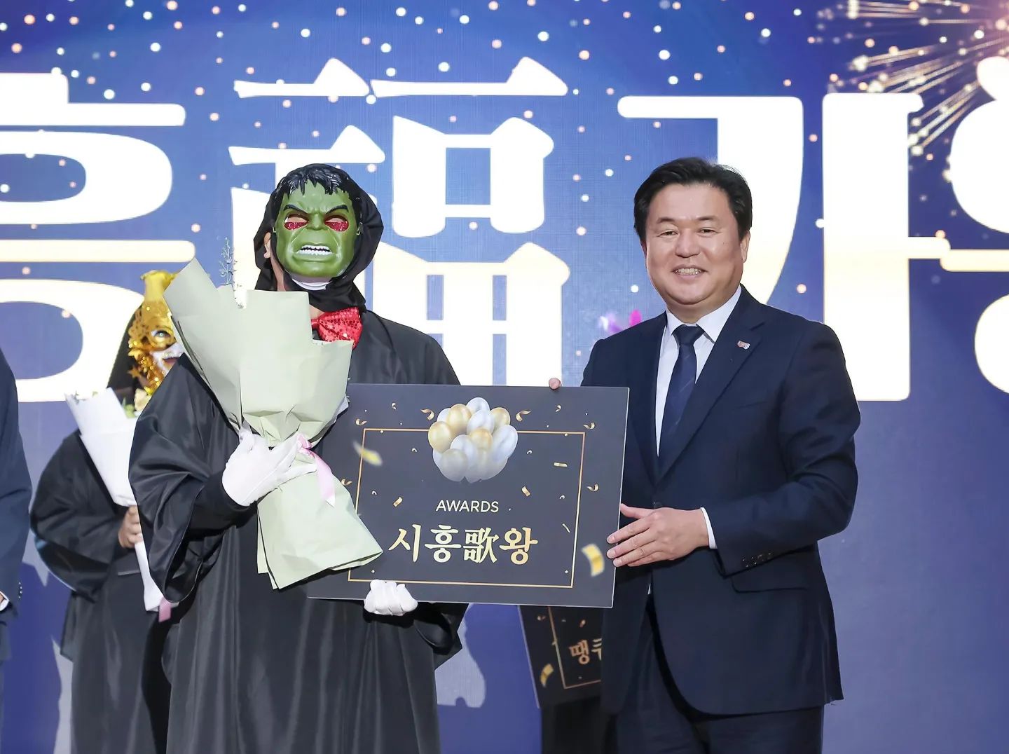 뒤늦게 올리는 2023년 연말 종무식 
좋은 자리에 초대되어 복면가왕에 등극하였다!
가왕이지만 노래는 잘 못했으니 댄브만 ㅋㅋ
함께해준 멋진 동료들~  즐거운 시간
#종무식#연말#행사#이벤트#복면가왕#가왕#대기실#김영하작가님#추억#쿨#작은기다림#가왕#2023
