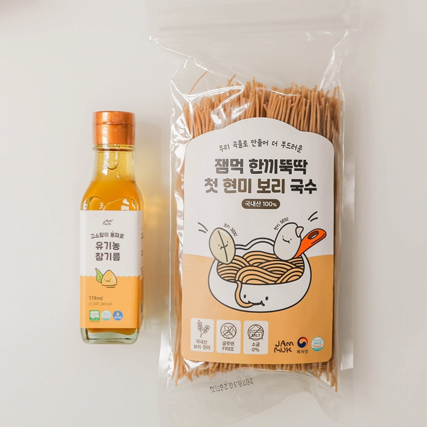 #협찬

우리 곡물로 만들어 더 부드러운 잼먹 한끼뚝딱 첫 현미 보리 국수로 맛있는 간장국수를 만들어봤어요. 나트륨 0% 밀가루 0% 우리아이 첫 국수요리로도 좋고 어린이들 식단으로 좋은 보리와 현미로만 만들었으며 한끼대용으로 좋아요👍 여기에 잼먹 아기 참기름까지 더해주면 우리아이 완밥 치트키✨ 김가루 넣고 밥에 참기름 휘리릭~ 간편 아기주먹밥 뚝딱!😋😋🧡
​ 

jammuk.official
#잼먹 #아기잔치국수 #아기국수 #아기간장국수레시피 #돌아기간장국수 #유아식단 #어린이국수 #어린이식단 #아기쌀국수 #아기소면