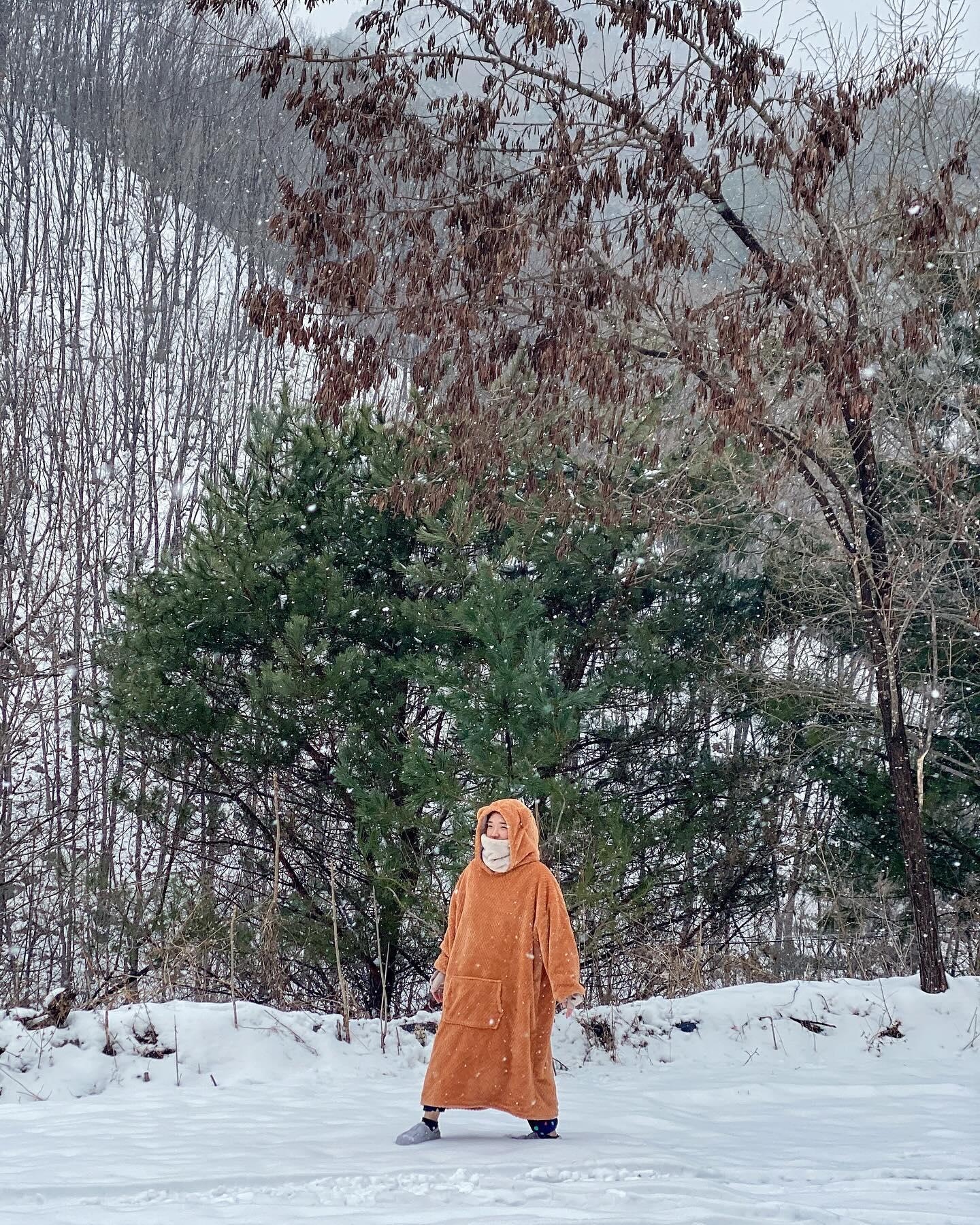 민통선 안에 자연 그대로를 간직하고 있는 조용한 캠핑장🏕️

눈이 많이 와서 발이 푹푹 들어가는데 한국에 이런곳이 있다니!
2023년 크리스마스, 2023년 연말, 2024년 새해 첫날까지 눈이 한가득 쌓인 캠핑장에서 보냈어요.

화천드림캠핑장은 38선을 훌쩍 넘어선 최북단에 있어요.
민통선 안쪽이라 검문소를 지나가야 하지만 캠핑장 예약 했다고 하면 바로 통과할 수 있어요!

📍화천드림캠핑장
강원도 화천군 화천읍 한묵령로 504

#강원도 #강원도가볼만한곳 #포천가볼만한곳 #강원도캠핑장 #강원오토캠핑장 #캠핑장추천 #민통선 #화천여행 #화천가볼만한곳 #화천드림캠핑장 #눈오는날 #눈오는겨울 #셀프스냅 #아이폰스냅 #셀카 #전신샷