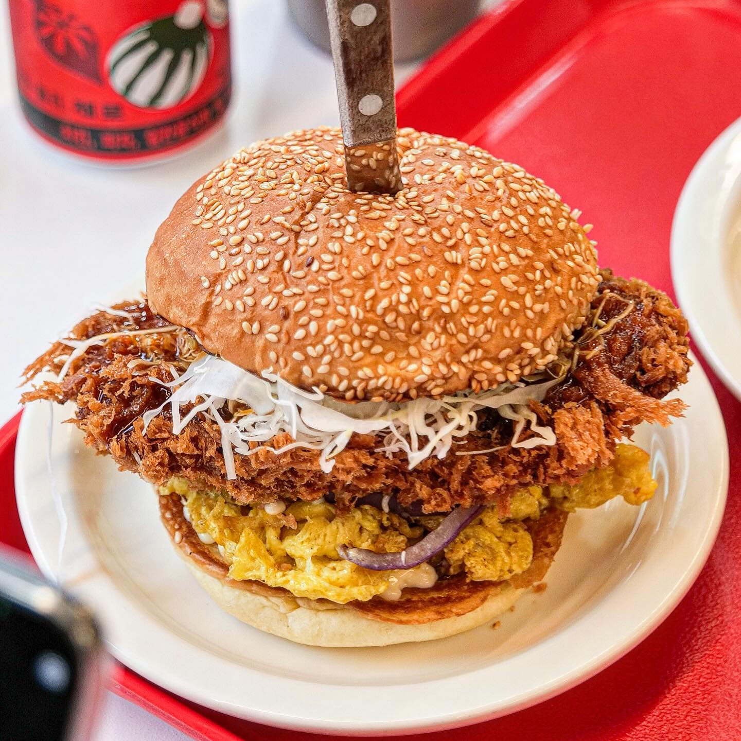 🍔 #선데이버거클럽 & #카츠바이콘반📍 서울 압구정
🌟 [ sundayburgerclub_official  x konban_official ]
🌟 [ choon_spoon  x choon6 ]
✴️ 카츠바이콘반과 선데이버거클럽의 팝업 콜라보 😘😘😘
📅 이벤트는 2023-11-30(목) 까지

▬▬▬▬▬▬▬▬▬▬▬▬▬▬▬▬▬▬▬▬▬▬▬▬▬▬▬

🏠 Awesome 😘 압구정로데오에서 만난 독특한 퓨전 햄버거 !!! 로스카츠와 수제버거의 환상적인 만남으로 탄생한 한정판 카츠버거를 경험하게 되었습니다. 롤링스톤즈의 곡 제목에서 영감을 받은 이 버거는 카츠동의 요소를 현대적으로 재해석해낸 탁월한 창작입니다. ❤️

🍔 로스카츠버거 : 콘반의 로스카츠를 사용하여 달콤한 쯔유 소스와 스크램블 에그의 조화가 미각을 자극합니다. 육즙팡팡 단짠소스 조화로운 감칠맛. 모든 요소가 웰메이드 버거임을 느끼게 해줍니다. ❤️

🍟 카라아게 머쉬룸후렌치후라이 : 사이드로 가라아게와 버섯과 감자튀김이라니 빈 구석이 없는 구성입니다. 콘반의 시그니처 사이드인 치킨 카라아게는 하이볼이 쭉쭉 땡기는 군요. 머쉬룸프라이즈도 인상적입니다. 😁

🍪 오레오 디저트 : 그냥 먹어도 맛있는 오레오를 튀기니 한입 베어물면 달달 녹진 폭신 ~ 입에서 미소가 지어지는 맛입니다. 이건 마무리로 드세요. 😘

🥗  선데이보울 : 춘식이형이 아주 좋아라하는 메뉴. 다양한 식재료 안남미 사워크림 밸런스가 아주 좋네요. 😍

🍗 아메리칸핫윙 : 코를 툭 찌르는 산미. 타바스코를 이용한 미국식 핫윙. 샐러리마요소를 듬뿍 찍어서 먹으니 꿀맛이네요. 😋

😋 이번 콜라보는 11월 30일까지만 진행되니 놓치지 마세요. 선데이버거클럽과 카츠바이콘반, 두 브랜드의 협업은 마치 다이나믹듀오 앨범의 수록곡 같더군요. 😎

😊 아직 시간이 있으니 남아있으니 직접 드셔보시기를 🙏🏻🙏🏻🙏🏻

▬▬▬▬▬▬▬▬▬▬▬▬▬▬▬▬▬▬▬▬▬▬▬▬▬▬▬
​
🔴ℹ️ 매장정보
🏡 선데이버거클럽 & 카츠바이콘반
☎️ 02-6080-8213
📍 서울 강남구 언주로170길 37, 201호
⏰ 11:00 - 21:20
🔗🚗📺🗺️ - 

▬▬▬▬▬▬▬▬▬▬▬▬▬▬▬▬▬▬▬▬▬▬▬▬▬▬▬

#선데이버거박박사 #양식박박사 #햄버거박박사 #돈까스박박사
#압구정맛집 #압구정로데오맛집 #로데오맛집
#햄버거맛집 #돈까스맛집 #햄버거투어 #햄버거데이트
#춘식당 #춘스푼 #춘스푼압구정 #박박사맛집 #웅슐랭맛집

#만수동박박사_압구정 #만수동박박사_신사동
#만수동박박사_양식 #만수동박박사_햄버거 #만수동박박사_돈까스
#만수동박박사 #쿠쿡 #CooCook #웅슐랭 🐯
​
ℹ️ Instagram : piwpiw
ℹ️ Youtube : CooCook 쿠쿡
🔗 https://www.youtube.com/c/coocook