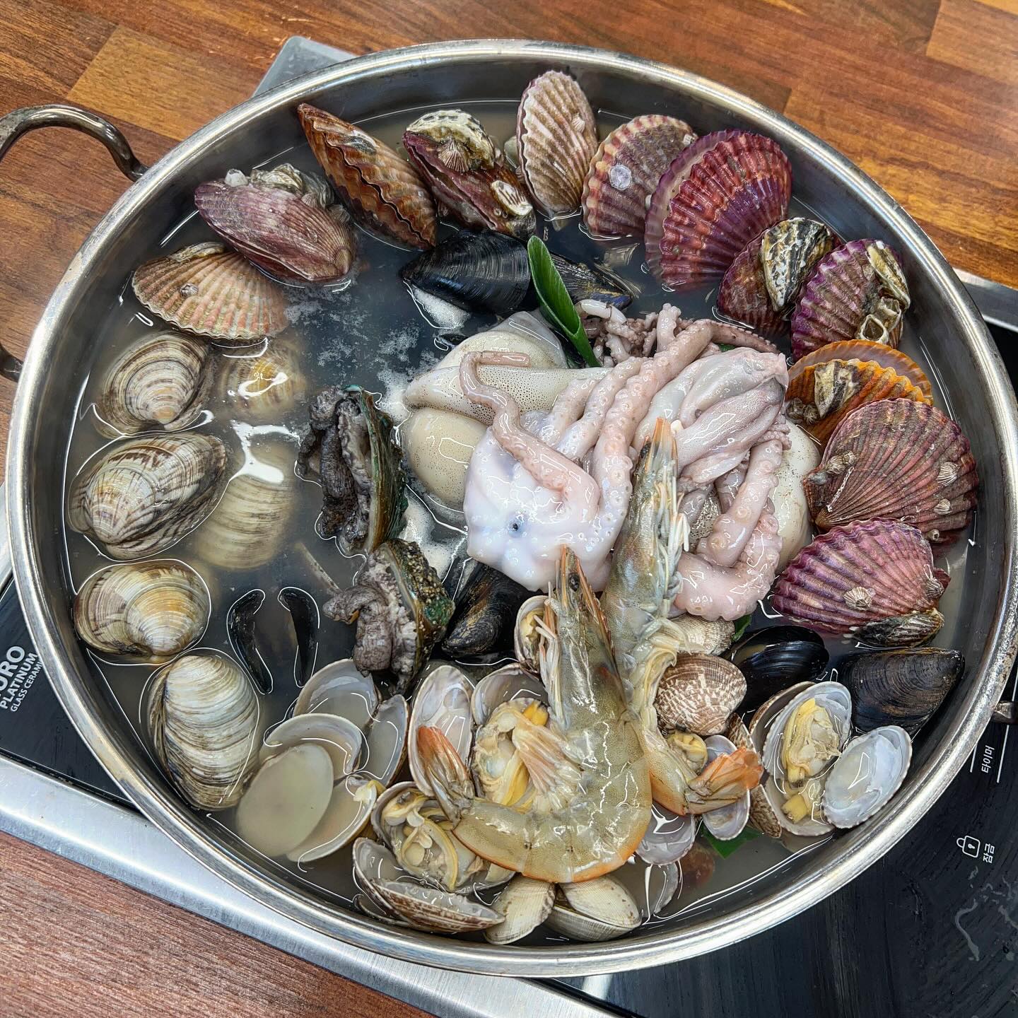 📍파주 심학산 - 박승광 해물손칼국수
심학산 해물손칼국수 맛집에 방문했어요 ! 평소에도 칼국수 중에 해물 칼국수 젤 좋아하는데, 거기다 손칼국수라 면발도 쫀득하구 완전 제 입맛 취저였어요. 따끈한 국물에 해물들이 익으면 해물 먼저 건져먹고 , 다 먹은 후 손칼국수 면을 넣고 좀 더 삶아서 먹으면되는데요. 점심,저녁 식사로도 거뜬하구
술이랑 먹어도 완전 좋을 거 같아요 ㅎ 🦑🦪🐚
