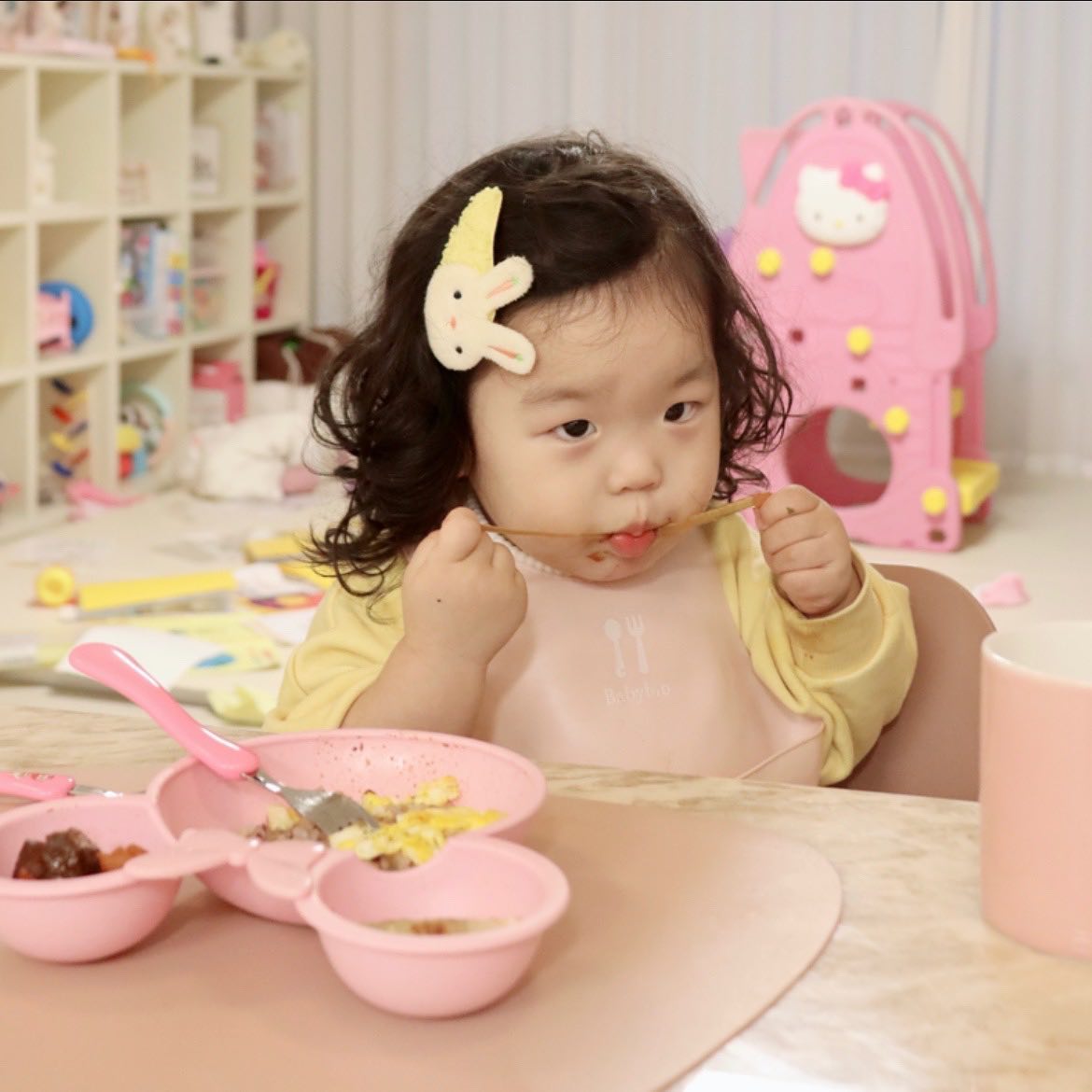 #협찬 
오후까지 늦잠 신-나게 잔 토요일! 내가 자는 동안 율예 데리고 나가서 점심까지 먹고 온 남편한테 쪼-꼼 양심에 찔려서 저녁은 집밥 해주기!

평미식품에서 보내준 안동찜닭 밀키트에 양파 썰어넣어 볶볶! 율예용은 따로 조금 빼서 간 약하게해서 다시 끓여주고 우리 부부용은 그대로 팔팔! 밀키트찜닭으로 집에서 편하고 맛있게 저녁식사 끝! (그리고 토요일도 끝.....) 내일은 나가놀자 우리!

[ 평미식품으로부터 제품을 무상으로 제공받아 솔직하게 작성한 후기입니다 ]