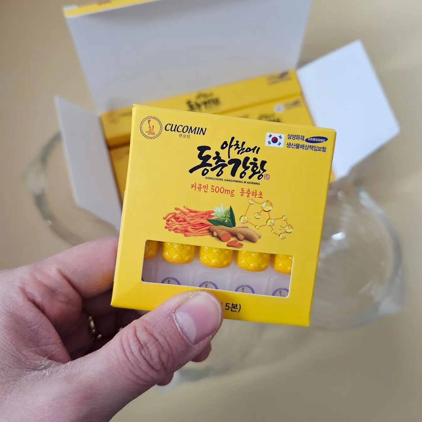 #광고 

안녕하세요, 캠핑하는 피아노쌤이예요!
건강한 식습관을 가지고 건강관리를
매일매일 실천하려고 노력 중인 1인인데요
아무래도 바쁘게 지내다 보니
꼼꼼하게 지켜지지 못할 때도 많이 있어요 >.<
정신적 긴장상태, 운동 부족, 수면 부족, 
영양 불균형 중에 한 가지라도 해당되신다면
오늘 제가 만나본 
큐코민 아침에 동충강황 한번 주목해 보세요!
(저는 운동 부족이랍니다,, 또르르)

💜"미국 소비자가 뽑은 건강 성분 1위"
커큐민은 우리가 자주 접하는 카레 가루 중
강황에서 발견되는 성분으로
퇴행성 관절염과 같은 염증성 질환에 대한
통증 완화 및 기억력 강화, 우울증 완화 같은
여러 건강상의 이점들로
2016년부터 인기를 얻기 시작했다고 해요!
(원료적 특성에 한함)

💙5본씩 포장이 되어있고요
5본씩 6박스로 30본이 들어있는 동충 강황은
강황에서 추출된 폴리페놀인 커큐민이 함유!
커큐민은 입자의 크기 때문에 섭취해도 
대부분 체외로 배출되고
물에 녹지 않는 지용성 성분으로
체내 흡수율이 낮은데요

💚코큐민 아침에 동충강황은 물에 녹는 순간 용해되고 
한국의 첨단 나노 기술을 이용한 나노입자로
체내 흡수율을 높였다고 해요!

💗1개의 본을 연 후에 짜 보았는데요
역시나 수용성으로 액체로 나오는 모습이에요
물에도 잘 녹고 흡수도 잘 된다니
아침마다 잘 챙겨 먹어봐야겠어요!
이제껏 강황은 카레로 섭취한다고 
생각해서 자주 먹었었는데
카레의 강황 가루 형태보다는 액체로 
물에 잘 녹는 수용성으로 섭취하시면 좋을 것 같아요!

💙아침에 동충강황 1앰플 속 기능성 원료
1앰플에 100mg
영양공급과 활력, 회식 전후, 피부관리,
기분전환, 건강한 면역력, 소화 향상에 
도움을 주는 강황! (원료적 특성에 한함)

동충강황 100% 즐기는 TIP!
✔️아침식사전에 물과 혼합하여 마시기
✔️국수, 당면, 쌀국수 등의 음식에 직접 혼합 사용
✔️우유, 과일, 주스, 스무디 등에 혼합 사용
✔️밥 짓기, 고기찝, 생선요리, 케이크 만들기, 닭백숙에 넣어서 사용 등
혼합하여 드시면 되고요!
저는 물과 혼합해서 마셔봤는데 약간 달콤하고
강황 특유의 향이 나면서 맛있게 먹었답니다 :)
쓰지 않고 향이 강하지 않아서
저희 아이들도 부담 없이 마셨답니다! +_+

✔️온 가족 모두의 건강관리를 하고 싶으신 분
✔️면역력이 약해 항상 걱정이신 분
✔️활력 강화가 필요하신 분
✔️바쁜 일상으로 생활 습관이 불규칙하신 분
✔️공부로 스트레스 받는 수험생
✔️산후 건강 회복이 필요한 산모님들께
라임 트레이드 큐코민 아침에 동충 강황
추천드려요!

https://limetrade.kr/goods/goods_list.php?cateCd=001002

#큐코민아침에동충강황 #동충강황 #강황 #강황커큐민 #커큐민 #수용성커큐민 #액상커큐민 #부모님선물 #강황밥 #커큐민함량 #관절건강 #위건강 #위건강식품 #건강선물 #면역강화 #큐코민 #큐코민공식몰 #라임몰 #라임트레이드 #LIMEMALL #LIMETRADE #CUCOMIN #CURCUMIN  #DONGCHUNGGANGHWANG