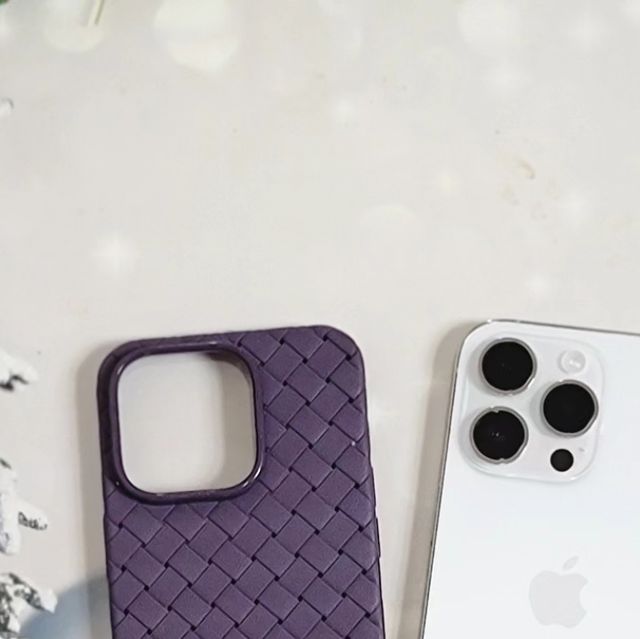 #파란하늘이야기 on Instagram: "#광고 누구나 기분 전환 할 때 하는 루틴이 있는데요 저는 핸드폰 케이스를 교체하는 것 ㅎㅎ 어반스티치 아티산 케이스 내 맘에 쏙 들었어요 정교한 가죽패턴