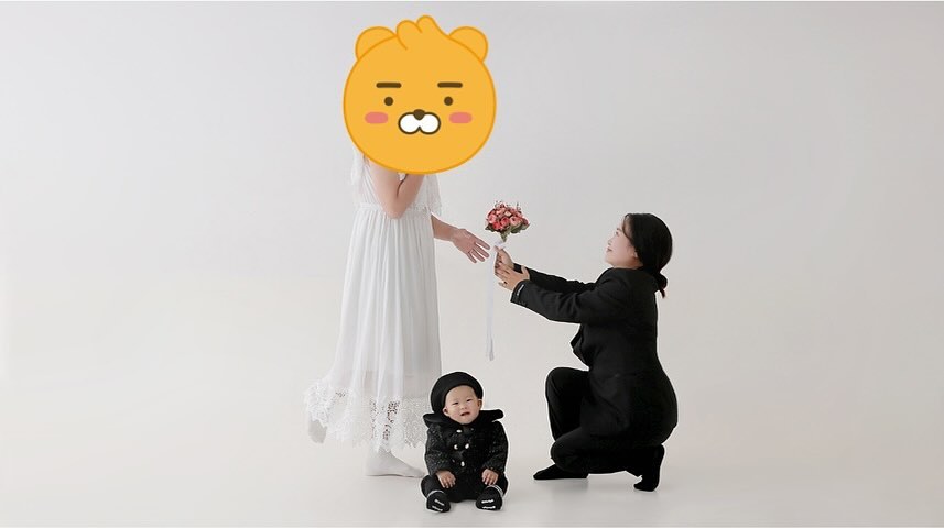 우리집 가족촬영 사진 올리지않는 이유: 
내 소원 성취한날🥰 
‘나’를 위해 망가져줄수있는 남편있으면 나와라해바😝

의상: yourday.200 거꾸로웨딩
헤메: 직접 
스튜디오: merbebe_studio_

#국제부부 #신혼부부 #돌촬영 #거꾸로웨딩 #가족컨셉 #돌준맘