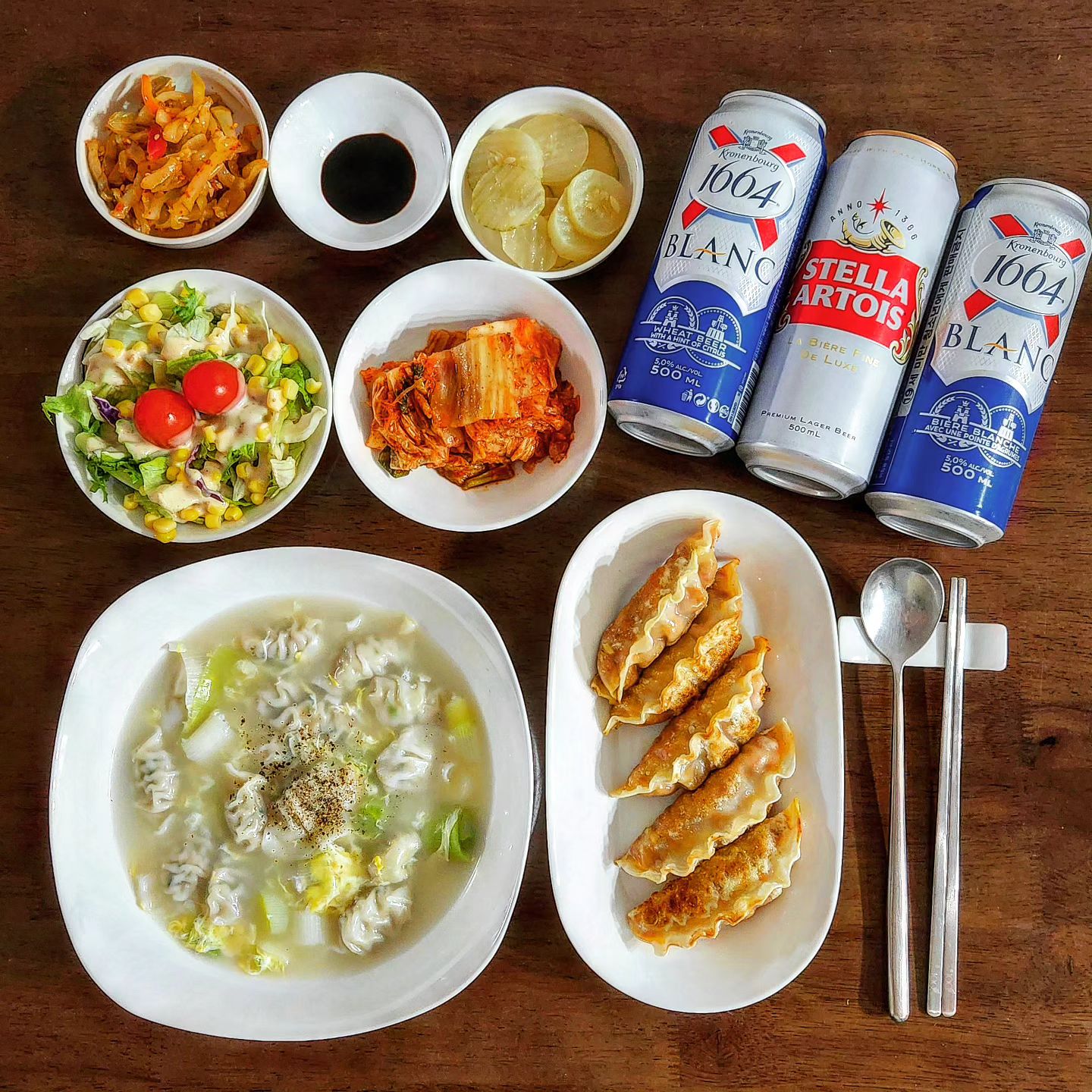 오늘은 만두국+군만두로 든든한 한끼🩷
패키지부터 트렌디한 헤이밀 만두에요
🤗김치만두는 노릇하게 구워내고
물만두는 사골국물에 끓여서 완성 ~
🥟김치만두는 다진 김치가 아니라
큼직히 썰어진 김치가 들어가있어
아사사삭 씹히는 맛이 일품이에요💕💕
칼칼한 매콤함이 완전 내 스타일🥹🥹
물만두는 양배추와 돼지고기의 케미가 굿
😘😘한입에 쏘옥 들어가는 사이즈라서
떡국이나 라면같이 국물있는 요리에 딱 !
🐷돼지고기의 육즙이 살아있어요🫶🫶
구매는 👉https://heymeal.co.kr
요기 공식몰이나 네이버스토어, 마켓컬리,
SSG쓱배송으로 가능합니닷😋😋
.
#협찬 #헤이밀 #heymeal #헤이밀만두 #김치만두 #물만두 #푸드웨어 #송송만두 #만두추천 #에어프라이어만두 #떡국 #만두국