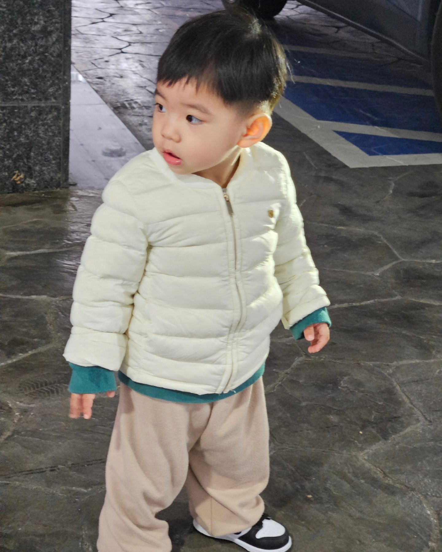 잘생긴 쌍둥이👶👶매일이 사랑스럽지☺️
요즘 밖에 나가는거 너무 좋아해서 자주 나가는 중
햇살맑은집은 바쁘다 바뻐💘

#daily #쌍둥이일상 #엉아포스 #16개월아기 #육아스타그램 #성장기록 #산책 #bab