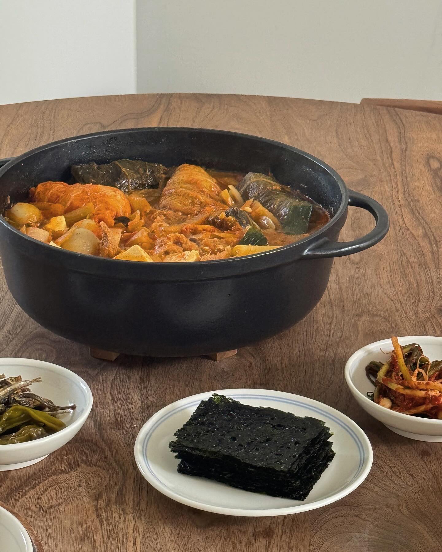 가정식의 두부김치전골 🍚

mg____house 육아만으로도 힘들텐데 언니식탁까지 챙겨줘서 너무나 고마운 그리 🫶
그리덕분에 맛보게된 두부김치 전골인데요 , 아직 출시전이라고 하는데 진짜 맛있었어요 ! 출시하면 내돈내산으로 꼭 사먹을거에요 ! 깔끔하고도 진한 돼지김치찌개 베이스에 정성것 말은 김치말이만두와 손두부의 조합은 말해뭐해 입니다 🥹💕

그리고 97_farmer 이미 알사람들은 다 아시는 농부님네 궁합미 ! 저는 농부님네에서 흑미랑 귀리 검은콩도 주문해서 먹는데요 요즘 흰밥만 먹어서 냉장고에 잠자던 찰흑미를 오랜만에 꺼냈는데 시간이지나도 맛에 변함없고 여전히 구수하고 맛있었네요 🫶 농부님네 잡곡맛도 많이 알려지면 좋겠어요 🍚🤍

#두부김치전골 #집밥 #집밥스타그램 #청송백자 #버미큘라 #쌀추천 #잡곡추천 #97년생농부 #풍년순두부
