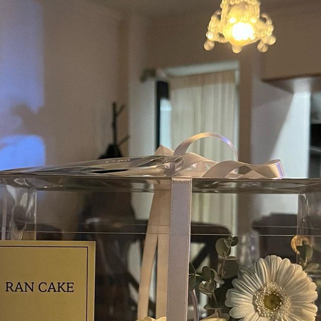  지희 on Instagram: "넘 예뻐서 먹기 아까우,, 🌷🎂

특별한 날 다양한 디자인과 생화케이크가 있는 
란케이크에서 예쁜 기념일 보내시는 거 어떠세요💓💓

🏷 예약문의
네이버 링크 : https://naver.me/G7ZHQ8dS
카카오톡 채널 : 란케이크
.
.
.
#광고#부천생화케이크#환갑케이크#케이크제작#케이크주문제작#레터링케이크#부천케이크#서울케이크#행사케이크#꽃케이크#생화케이크#돌잔치케이크#웨딩케이크#예쁜케이크#케이크맛집#연예인케이크#생일케이크"