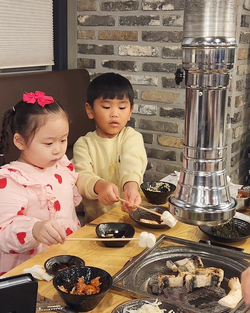 #고척동 #뒤뜰 #장어 

평택에서 친구 놀러와서 같이 키즈카페 갔다가 저녁먹으러~
둘이 싸우고 또 신나게 놀았다가 또 싸웠다가~  아주 티격태격 난리
아이고~~ ㅋㅋㅋ

장어집 숯불에서 마시멜로 꾸워먹는 개구쟁이들~ ㅋㅋ
말안듣는 진상들~~ ㅋㅋ 하양이와 새캄이~ ㅋㅋㅋㅋㅋㅋㅋ

ㆍ

ㆍ
