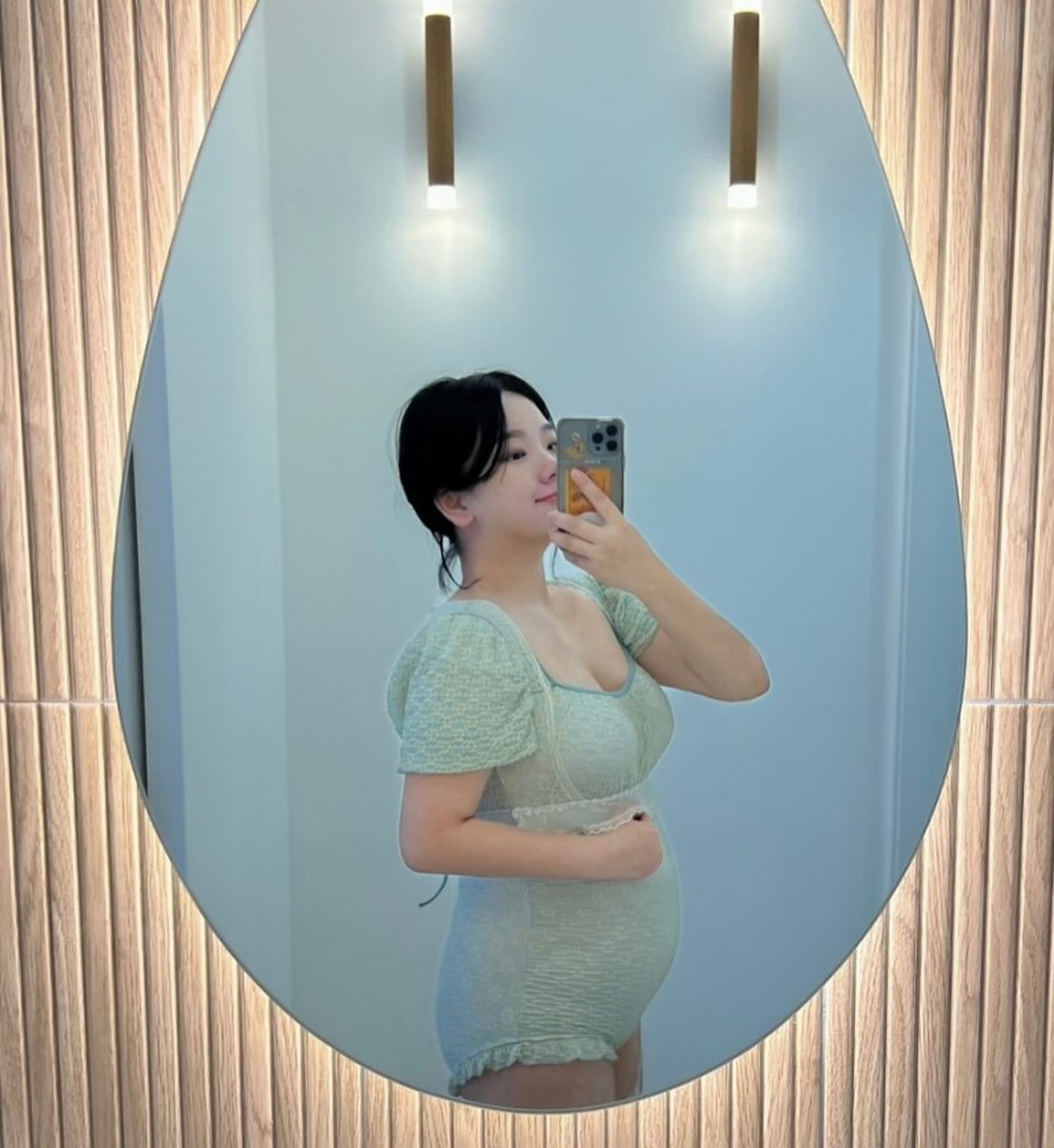 #임밍아웃 👼🏻

로둥이네에 셋째가 생겼어요..🤎 확실히 셋째라 배가 훅훅 불러오지만 육아하며 지내니 시간도 훅훅 잘가고 있답니다 🫶🏻 

셋째 태명은 띠용이에요! 띠용아 반가워 👶🏻🤎

#임산부 #주수사진 #임신기록 #주수기록