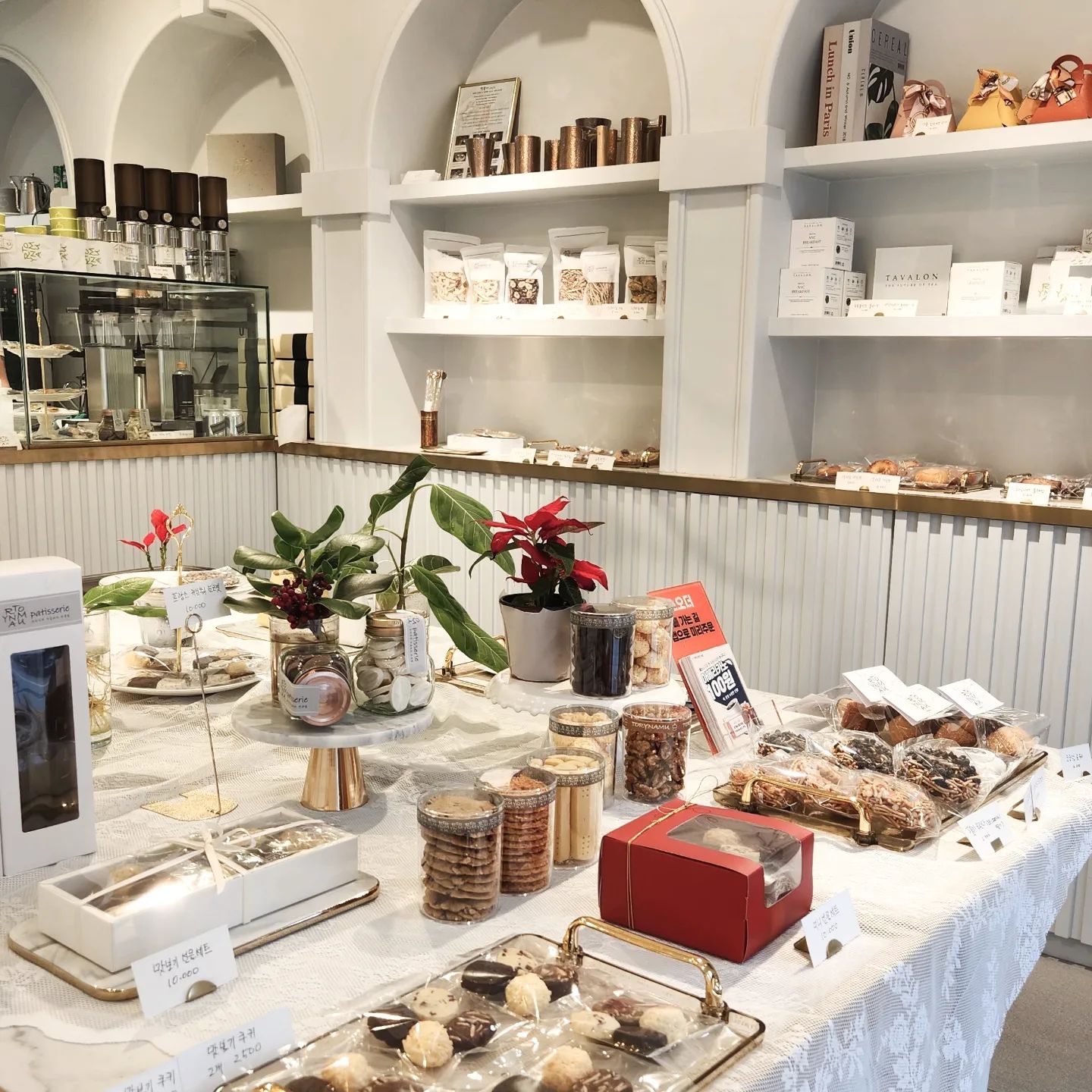#협찬 남천동 구움과자 전문점 기장철마 유명한카페 #토리나무 과자가 진심고급지다는 베이커리 종류보다 과자종류가 많아여 맛보기 부터 선물포장용도 가격대별로 다양하네여~ 여기 커피도 옴총 괜춘한데
여긴 테이크아웃 가격이 2.0 말도안돼 커피랑 디저트
포장해서 먹으니 캬~ 담백하고 자극적이지 않고 찐맛있어여 기장철마카페 까지 안가고 생각날때는 요기 남천동 ((메가마트뒷편)) 애정할듯 선물용으로도 굿굿 입니다~!!! 고급진 가죽가방에도 👍 👍 👍torynamu_patisserie
.
#부산빵지순례#남천동#빵집 #광안리빵집#리뷰노트