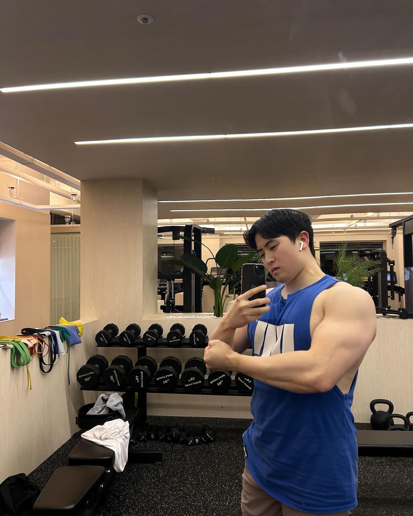 어으 추워도 너무 춥네요.. 그래도 운동은 해야겠죠?🙄
요즘 유산균을 챙겨먹는 편인데 다들 영양제 챙겨드시죠?
안먹으면 뭔가 하루가 어색하더라고요...😲
주말까지 날씨 추울텐데 감기 조심하시고! 아나볼릭!
 
#운동 #운동하는남자 #헬스 #헬스타그램 #일상 #대전 #봉명동 #브라이튼휘트니스유성점 #오운완 #운동기록 #운동소통 #bodybuilding #workout #reels #daily #song #gym #fitness #selfie #diet #instahealth