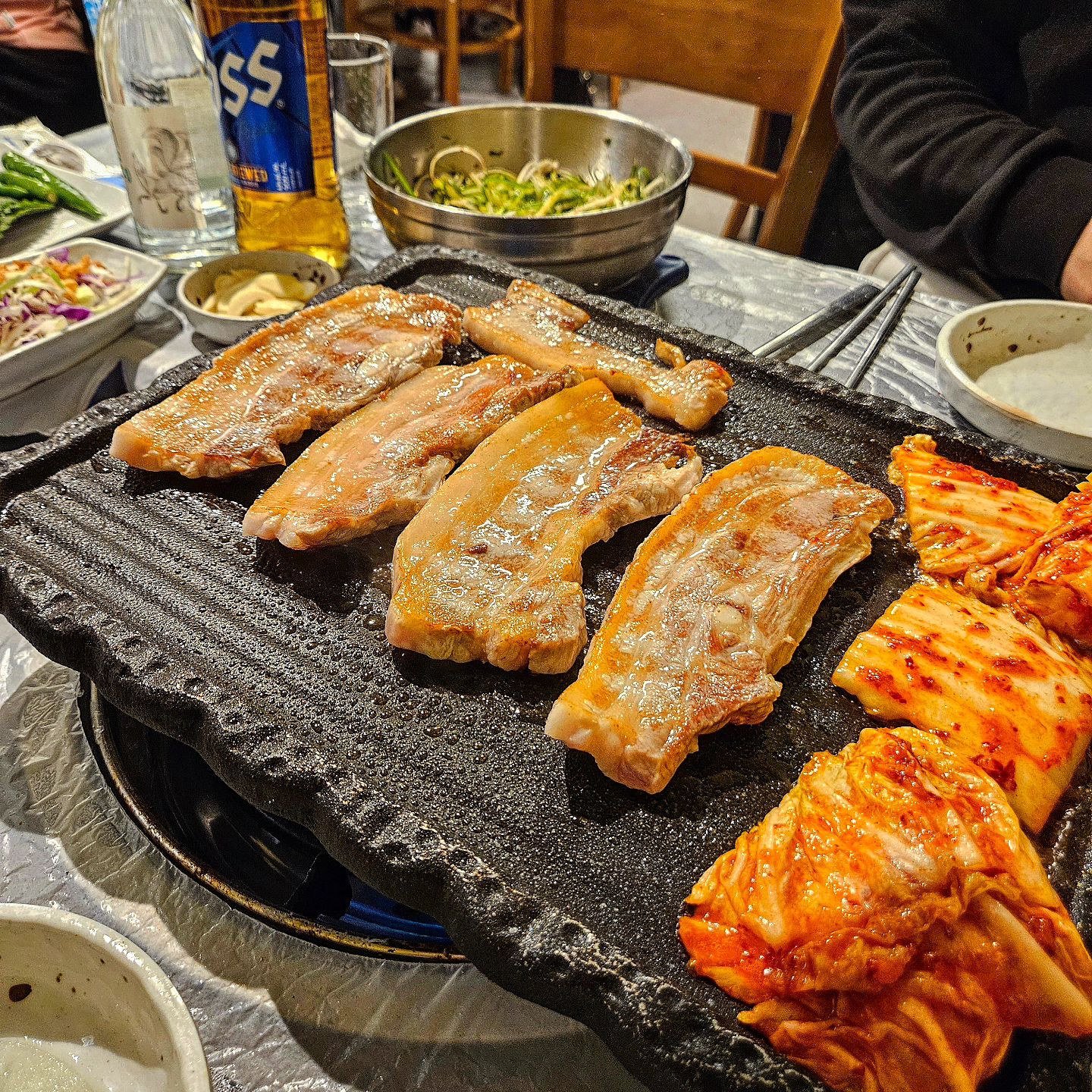 #🍽116 #체험단

제천에서 대성이라는 이름은 믿고 먹는다!! #대성정육식당고암점

제가 먹스타 시작한지 완전 처음에 올렸던 대성정육식당(#🍽4)을 다시 방문해보았는데요!! 그러나 그때는 청전점 이번에는 고암점을 방문해보았습니다🤗

청전점도 너무나 맛있었기때문에 고암점도 굉장히 설렘반 기대반으로 방문해보았는데.. 역시는 역시다!!!! 대성이 대성했다!!!!! 정육식당이라 그런지 고기 퀄리티는 말해뭐해 너무 맛있었어요😋 게다가 한번 더 감동받은 점은 정육식당임에도 불구하고 상차림 비용을 받지 않는다는 점☝🏻 

정육식당은 고기가 저렴해도 상차림 비용이 꽤 드는 곳이 있어서 그게 부담스러운 경우도 있는데 대성정육식당 고암점은 걱정없쥬👍🏻

이번에 방문해서는 삼겹살과 갈매기살을 먹어보았는데요🤤 와 진짜 저 대파김치가 신의 한수였어요....!! 처음에는 모르고 계속 쌈 싸먹다가 나중에는 대파김치랑만 먹었다니까요?!😍 

짝궁은 고기먹을때 밥을 꼭 먹어줘야해서 차돌된장찌개도 같이 주문해보았는데 차돌 양 보이시나요...?! 건더기가 아주 야무지게 들어있더라구요👏🏻 고기도 맛있고 찌개도 맛있어서 짝궁이 밥 두공기 먹은건 안비밀입니당🤭

홀을 보아하니 단체 회식에도 무리없이 가능할거 같더라구요?! 저도 나중에 회식할 일 있으면 이곳으로 강력추천 해보려구요😆 

고기 퀄리티 걱정 없이, 상차림 비용 걱정 없이 맛있는 고기 드시고 싶으신분들 대성정육식당 고암점으로 방문해보시는거 어떠세요?!😃

#대성정육식당고암점#제천삼겹살#제천고기집#제천오겹살#고암동맛집#제천맛집#제천고기맛집#제천삼겹살맛집#제천술집#제천오겹살맛집#제천핫플#고암동고기집#제천데이트#제천핫플레이스#제천가볼만한곳#제천식당#제천식당추천

🎈대성정육식당 고암점
🎈충북 제천시 고암동 1137