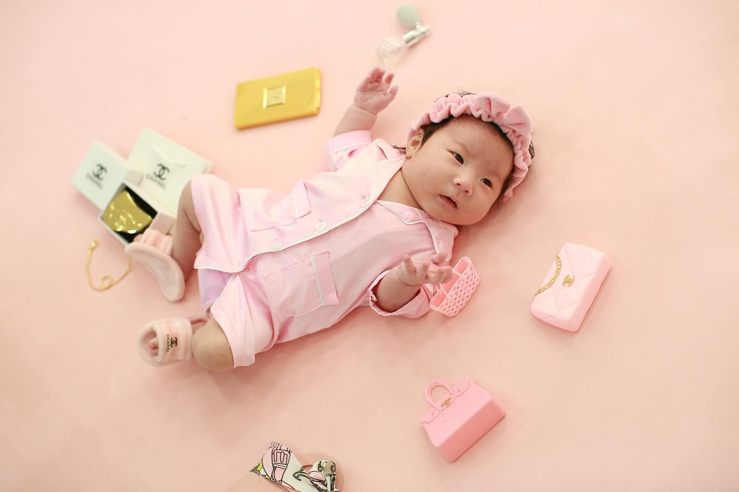 너무 귀여웠던 50일 촬영❤️
잠 자는데 귀찮게해서 미안😂
하지만 너무 귀여워서 더 괴롭히고 싶었어😛