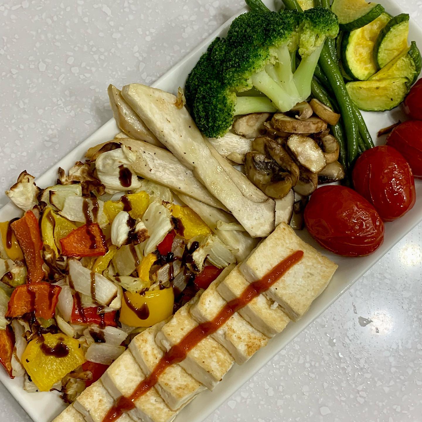 #초이스식단🍽 

🌙저녁 : 구운야채샐러드
- 양파, 양배추, 파프리카, 브로콜리, 그린빈, 애호박, 방울토마토
- 새송이버섯, 양송이버섯
- 두부 1/3모

➰지난주에 일이있어서 인스타를 잘 못들어왔어서 일주일이나 글이 없었네요...😅
다시 열심히 식단하며 피드 올려볼게요!!!💪

➰요즘 구운야채샐러드에 빠져서 자주 해먹고 있어요☺️
저번에 야채 굽기 귀찮아서 에어프라이어 돌렸다가 야채들이 다 타고...말라서 이제는 후라이팬에 구워야지 했는데 오늘은 가족들 삼겹살 구워주느라 화구도 손도 부족해서 결국 에어프라이어에 돌렸어요 ㅎㅎ