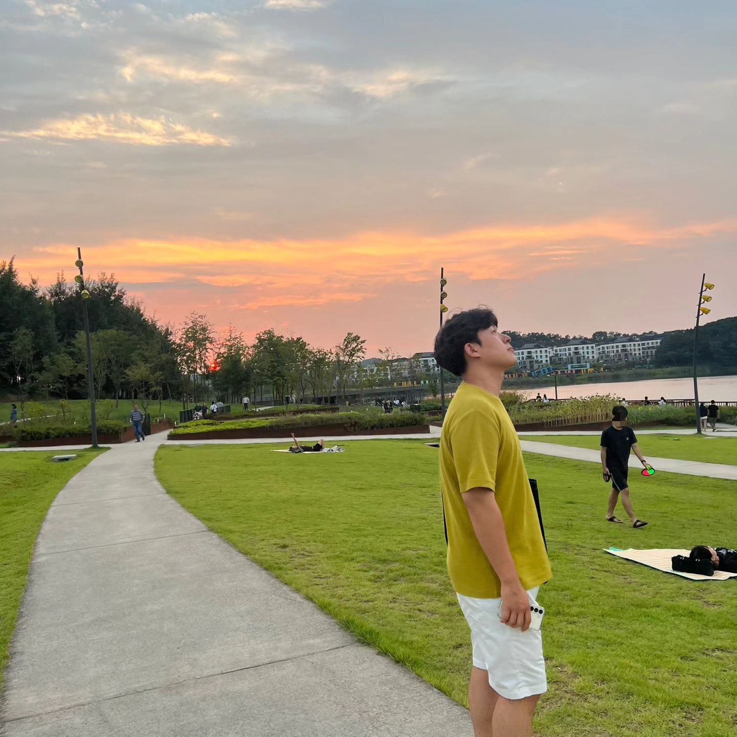 호수공원에서 잔디색 옷으로 포인트!
근처에 이렇게 좋은 곳이 있어서 너무 좋다. 🥰
.
.
.
.
#oodt
#패션계정환영 #ootdfashion #20대코디 #30대코디  #남자코디 #fassion #직장인룩 #직장인스타그램 #오피스룩코디 #패션계정맞팔 #오늘의룩 #깔끔룩 #출근룩 #여름남자코디 #선팔하면맞팔 #무신사 #스파오 #korea #동탄호수공원