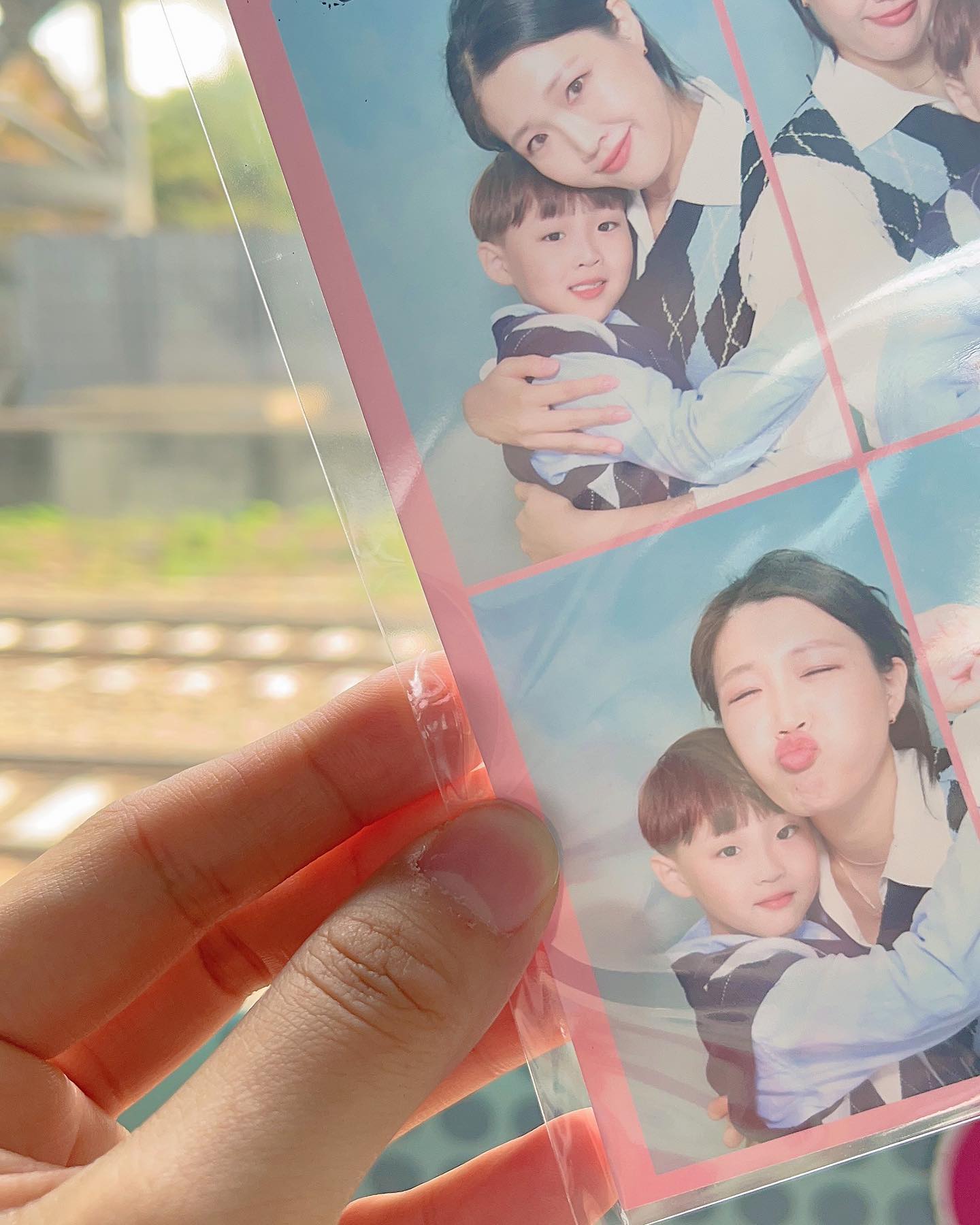 #서울나들이
고등학생때부터 친했던 나래 결혼식✨
혼자 가고싶었지만, 차마 시부모님한데 둘 다 맡길수 없어
요주의 인물 데리고 서울나들이 ㅋㅋㅋㅋㅋㅋㅋ
결혼식끝나고 지하철타고 홍대갔다가 다시 집으로 고!
오늘 기차도 보고 고속버스도 타고 지하철도 타고
너무 행복했다는 너, 그래 니가 행복하면 엄마도 좋아❤️
.
나래야, 오늘 너무 이쁘더라 결혼 진심으로 축하해🩷
#아들이랑데이트 #커플룩 #광명역사컨벤션웨딩홀 #ktx광명역 #아들의소원이룬날 #행복하니