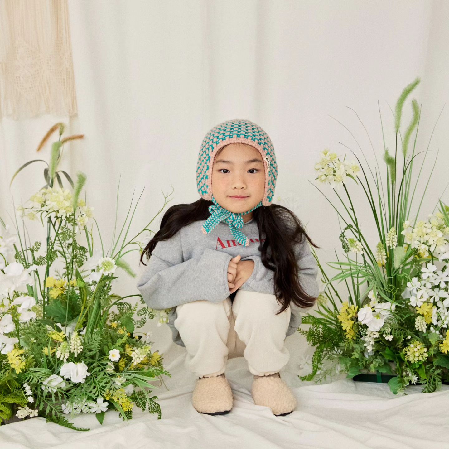 아직 귀엽고 싶은 8살 초딩언니🤣

아니 언제는 핑크도 싫다 하고 언니스러운것만 찾길래 
이제 시작됬나 싶었는데요 .. 
요즘  귀여운거에 꽂히더니 머리도 귀엽게 해줘 
옷도 귀여운거 입을래 ... 귀척병이 돋았어요🤣 

당분간 귀척 설이 예정이니 이쁘게 봐주세요🤣🤣

#귀척#제발그만#촬영b컷#아동복피팅모델#피팅촬영
#판다하나#아동복스토어#겨울신상#기모상하복#기모맨투맨