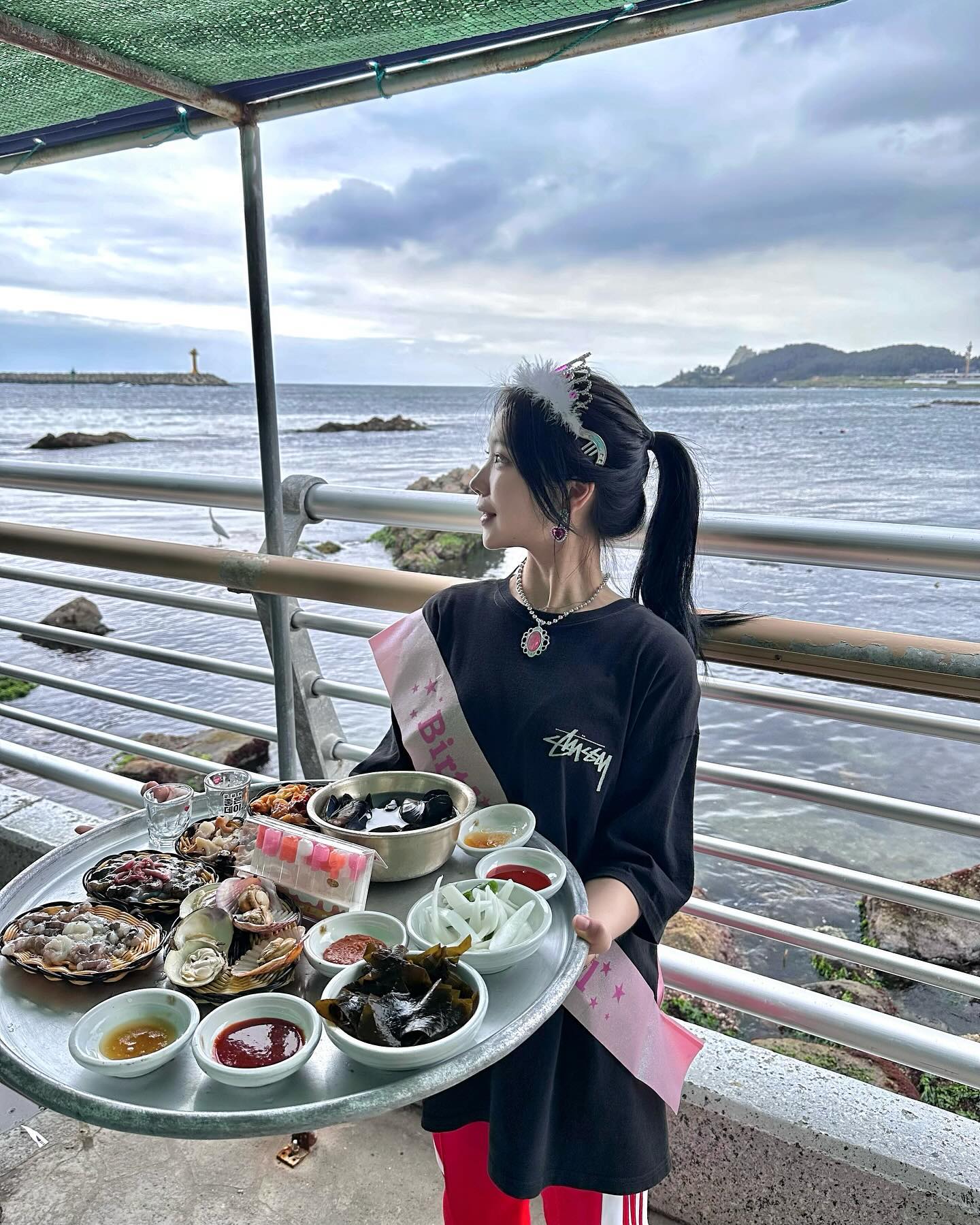 생일상 아주 맘에 듭니다🤍 케이크는 혈당 오르니까 느낌 알지?