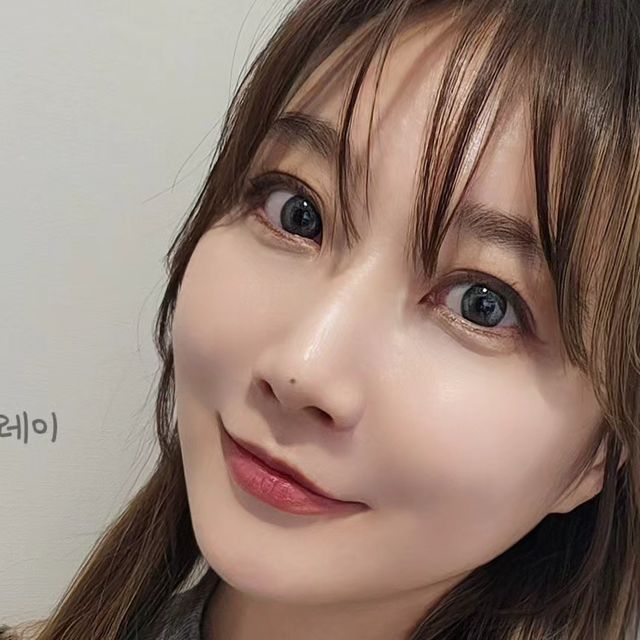🎀 별희 on Instagram: "#광고 맑고 촉촉한 광택이 예쁜 눈을 만들어주는 오로라렌즈_뮤티드 착용했어요ꯁ.ꯁ 그래픽 직경 13.5mm로 큰 편이지만, 오로라만의 컬러감으로 어색하지 않게 예쁜 눈