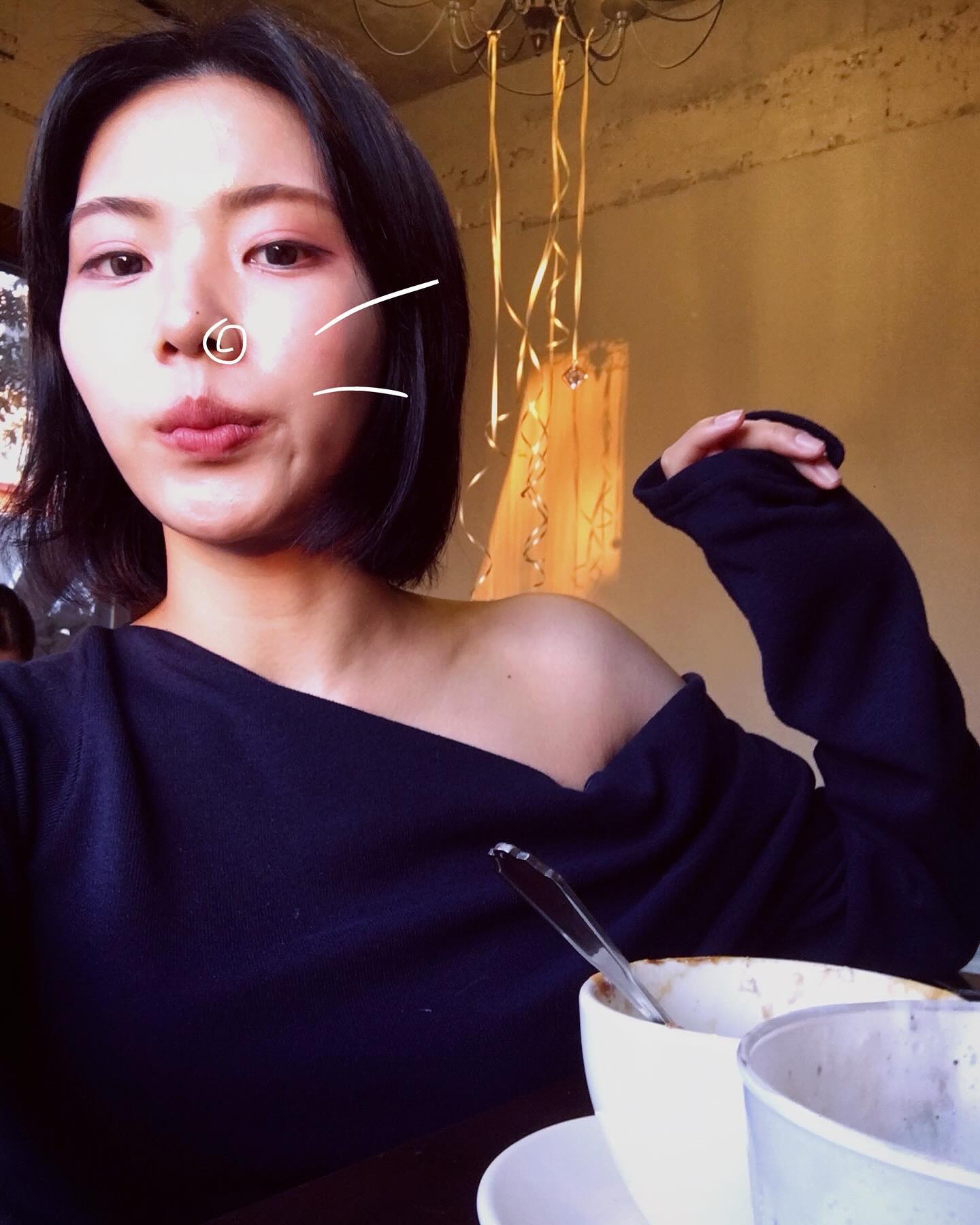 ”얼마 동안이나 나 기다린거야?“

”1분“

”거짓말“

”5분“

“내가 바보냐? 얼마나 기다린거냐고!!!”

•신호등이 182번 바뀔동안•

- 하루만 사랑해 -