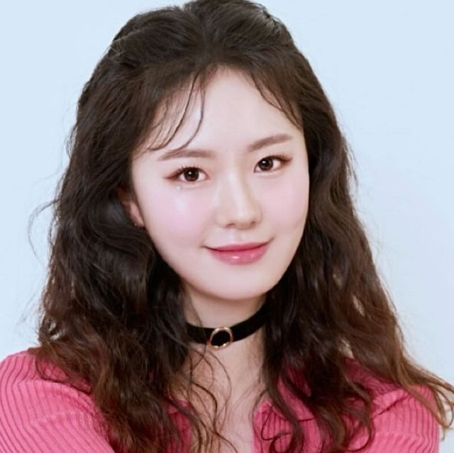 소희 on Instagram: "#광고 요즘 이뻐진 것 같다는 말을 정말 많이 듣는데 관리의 도움을 좀 받았오요💕 한의원에서 눈썹, 눈매, 광대 비대칭교정 및 팔자주름 완화되는 관리를 받고 왔어요! 6회