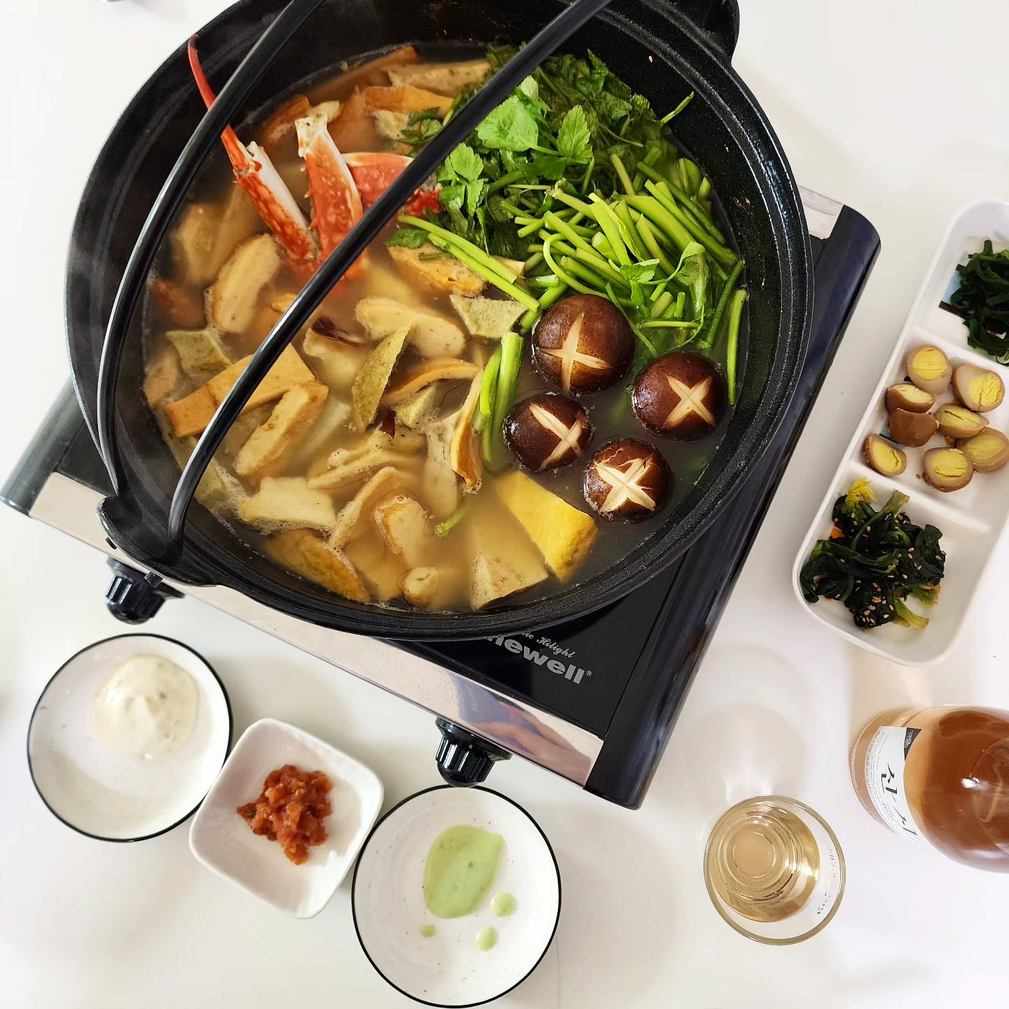 #협찬
.
.
프리미엄 어묵의 대표브랜드인 삼진어묵
어묵의 맛과 품질이 좋아 모두가 애정하쟈나여
이 맛있는 삼진어묵이 세트로 있는거 다들 아세요?
.
선물세트 구성이 완전 알차고 완벽한터라
설날에 이런선물 받으면 완전 좋을거 같아요. 흐흐
입에 착착 달라붙는 프리미엄 어묵인터라
울집 식구들 모두 애정하는데 
밥반찬으로 먹어도 좋고, 술안주로 먹어도 굿굿ㅋ

<삼진어묵 2024 설 선물세트 얼리버드 할인전>
해당 기간동안 삼진어묵 ‘이금복명품세트’, 
‘삼진프리미엄세트’, ‘1953세트 1호’, 
‘1953세트 2호’ 구매 시 15% 즉시 할인 혜택 제공
(온라인몰) 1월 2일(화)~ 1월 11일(목)
(직영점) 1월 3일(수)~1월 12일(금)

1월 2일(화)~재고 소진 시까지 
20/50//80세트 이상 대량 구매 시 2%/5%/8%할인 혜택 제공
얼리버드 기간 동안 구매 시 얼리버드 할인전 + 
대량 구매 할인 혜택 중복 적용 가능으로
최대 23% 할인이 가능하다니 다들 고고 하세요
.
.
samjinqmook
#명절선물세트 #답례품 #어묵세트 #설선물 #명절선물 #산사춘안주 #하이볼안주 #홈술 #프리미엄어묵 #어묵선물세트 #설선물세트