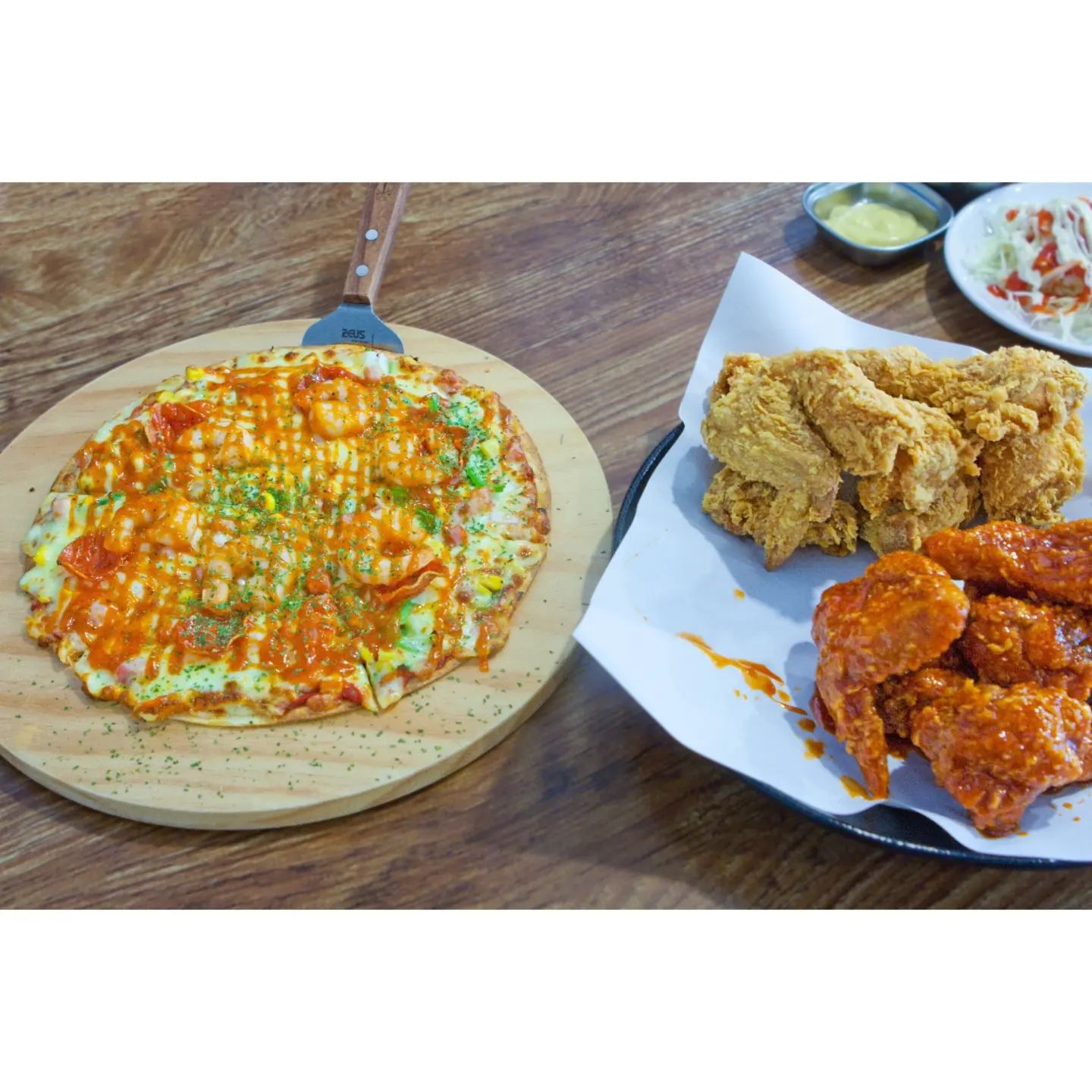그런날 있지 않으십니까?❓️❓️
피자 랑 치킨 이랑 같이 먹고 싶은날 이요
피치앤버거 는 상호처럼 피자 치킨 버거 까지 한곳에서 먹을수 있고😊

피자면 🍕 치킨 이면 치킨 버거 면 🍔 까지 종류가 어찌나 다양하던지 골라먹는 재미와 더불어 피자와 치킨 그리고 버거를 동시에 먹는 재미까지 갖춘곳 이라 생각됩니다

피치앤버너 건대점 은 건대입구역에서 조금 떨어져 있지만 가는동안 중국먹자골목도 구경할수 있어 지루함은 없었고

제가 주문한 메뉴는 칠리쉬림프 피자 와 반반치킨을 주문했는데

칠리쉬림프 피자도 맛있었지만
반반치킨은 더 맛있었습니다❗️❗️😋

#협찬
#피치앤버거 #피치앤버거건대점
#건대맛집 #건대맛집베스트10  #건대데이트 #건대치킨 #건대피자 #건대피자치킨 #건대입구역맛집