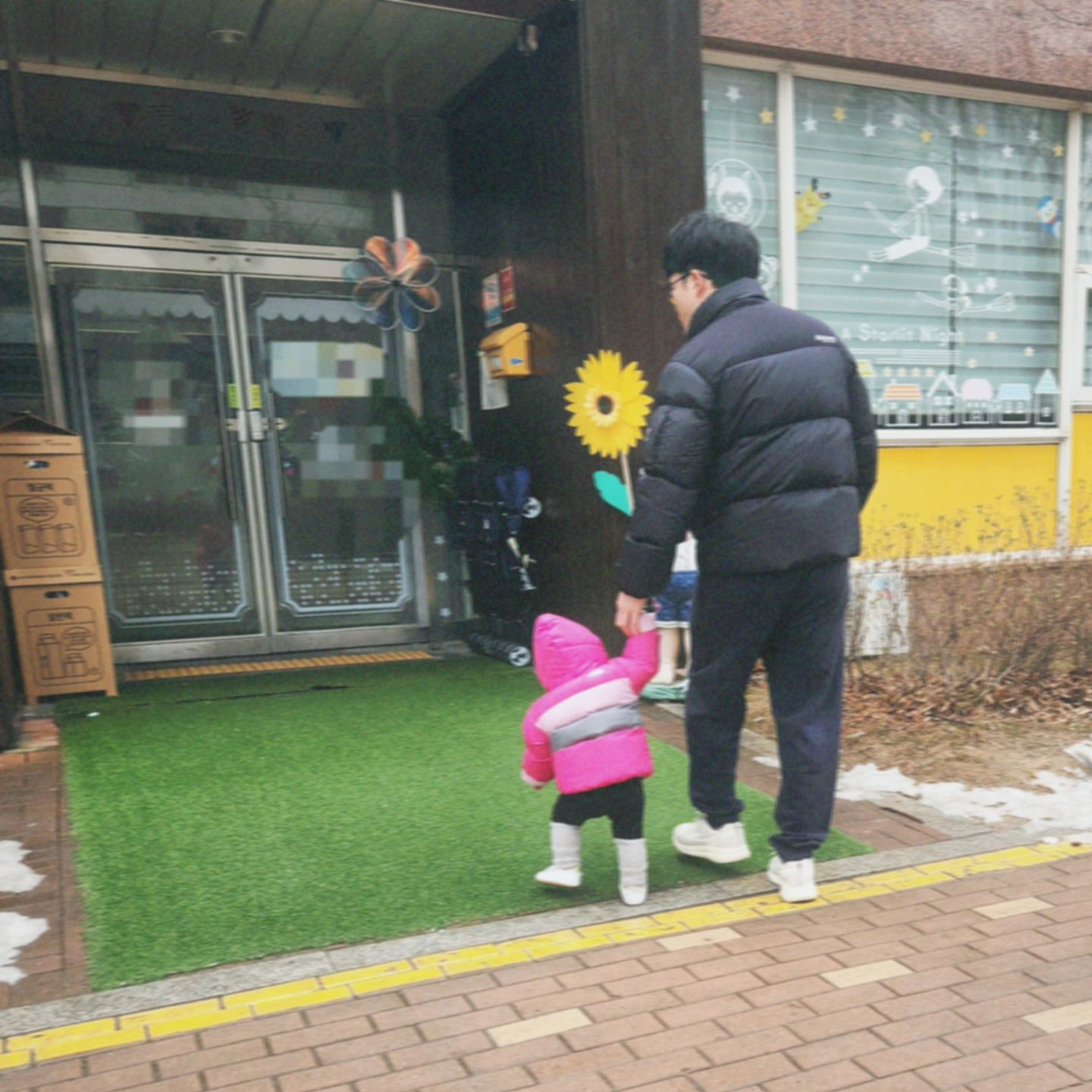 3월 어린이집 입소💛
한달 반이나 남았지만 어린이집 익숙해지도록
오늘부터 매일 매일 산책하면서 근처 도장꾹 ㆅᰔᩚ