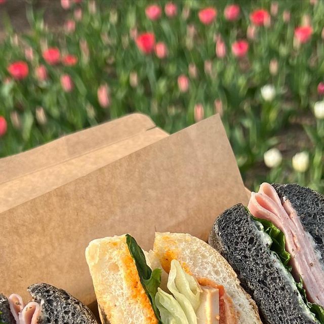 문희커플 on Instagram: "#광고 날씨 지인짜 좋죠!? 다들 꽃놀이 다녀오셨나요오🌸🌷 전 집 근처 샌드위치 맛집에서 샌디치 포장해서 꽃크닉 다녀왔어요!! #로드샌드위치 바삭한 바게트빵과 건