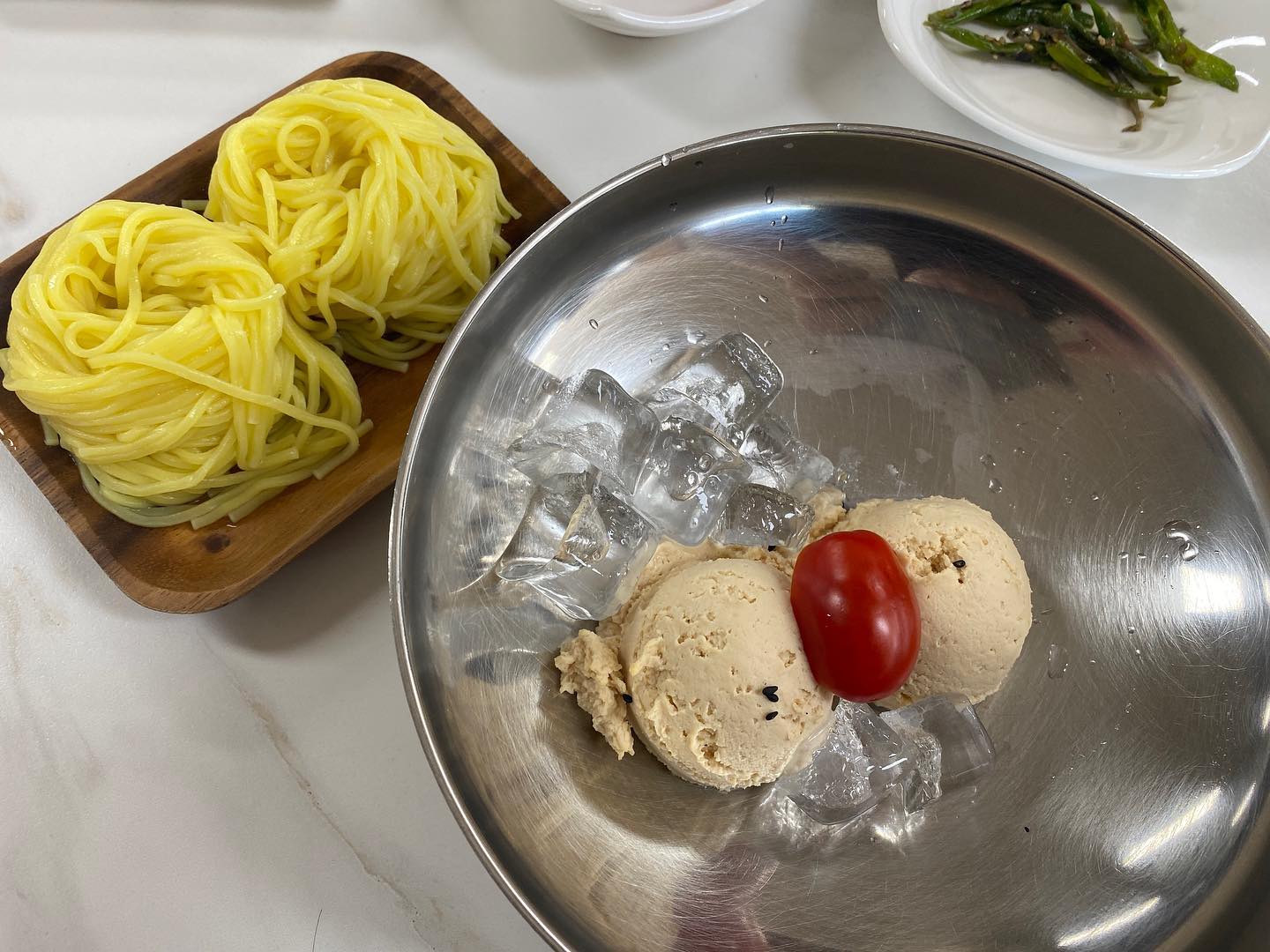 고소하고 담백한 콩국수